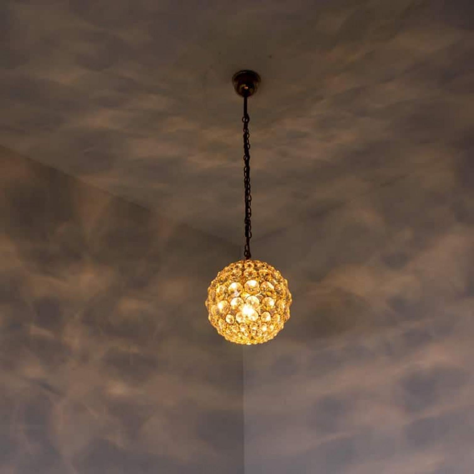 Piccola lampada a sospensione in ottone placcato oro e cristallo di Palwa, anni '60 in vendita 7