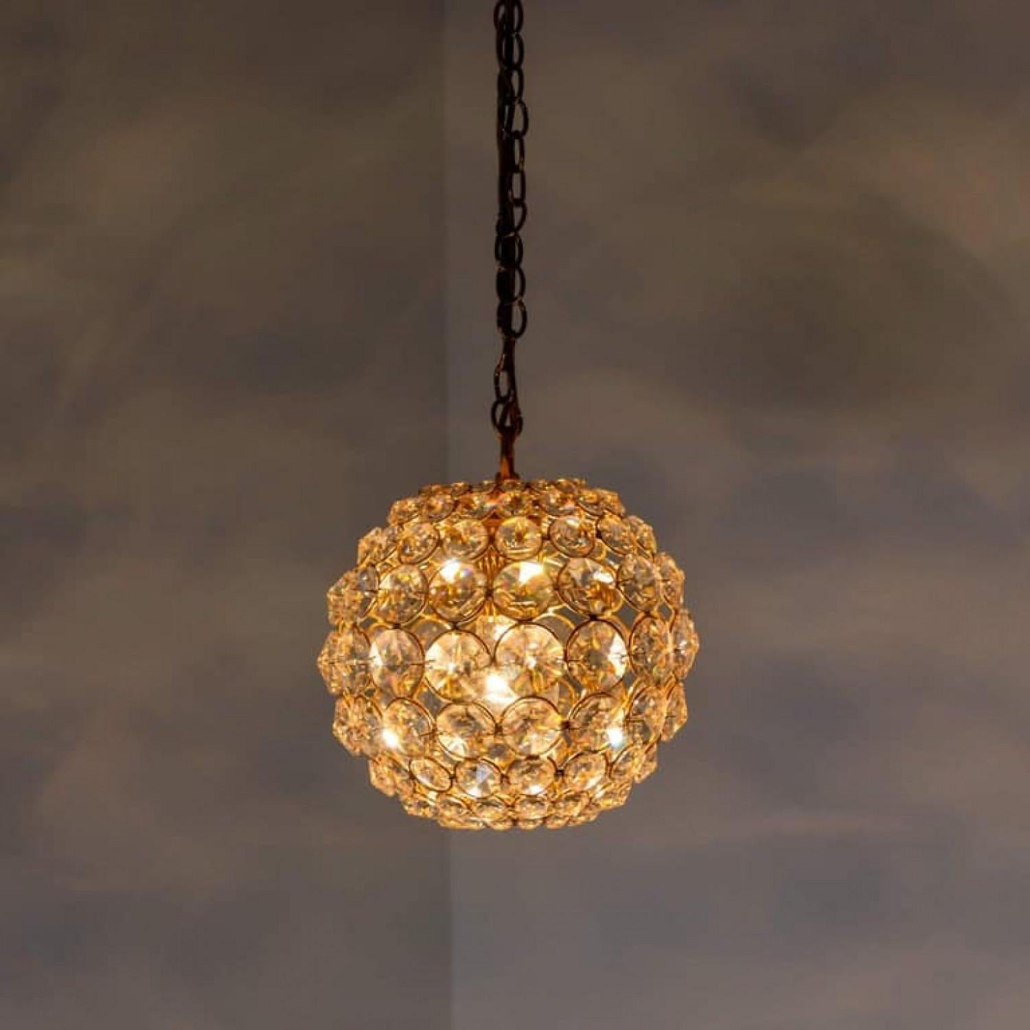 Piccola lampada a sospensione in ottone placcato oro e cristallo di Palwa, anni '60 in vendita 8