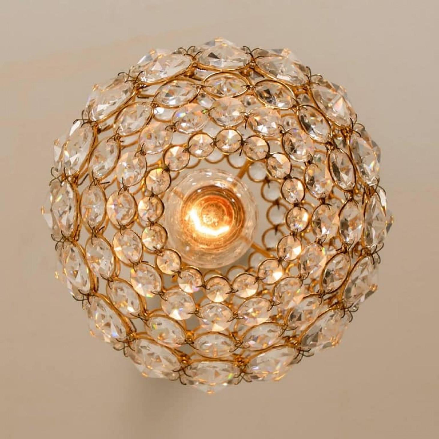 Piccola lampada a sospensione in ottone placcato oro e cristallo di Palwa, anni '60 in vendita 9