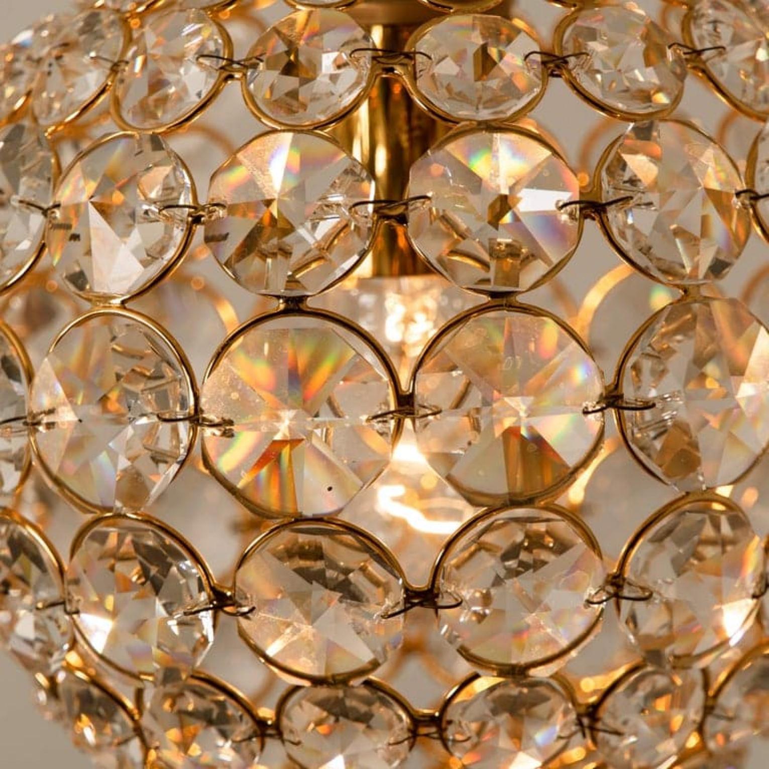 Mid-Century moderno Piccola lampada a sospensione in ottone placcato oro e cristallo di Palwa, anni '60 in vendita