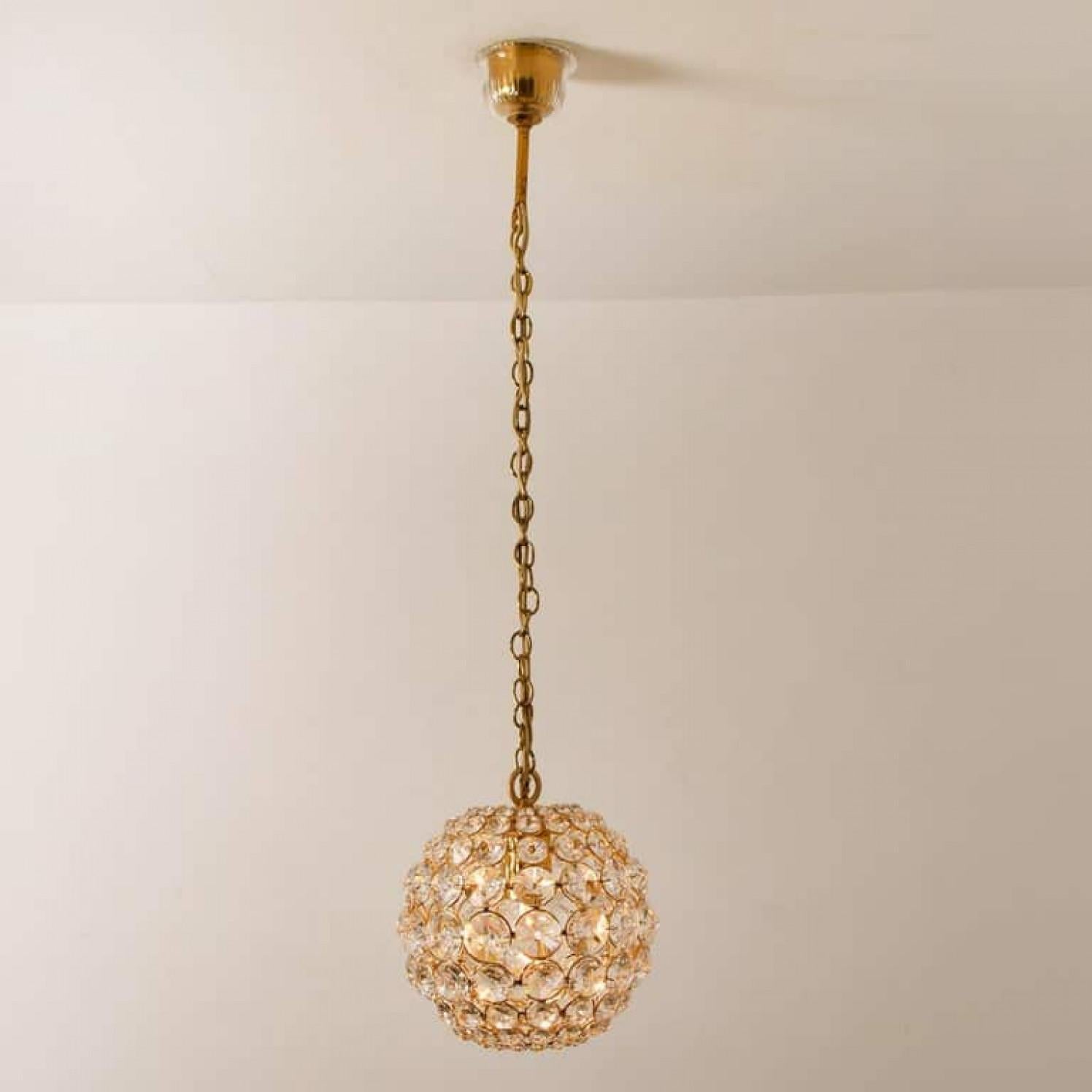 Austriaco Piccola lampada a sospensione in ottone placcato oro e cristallo di Palwa, anni '60 in vendita