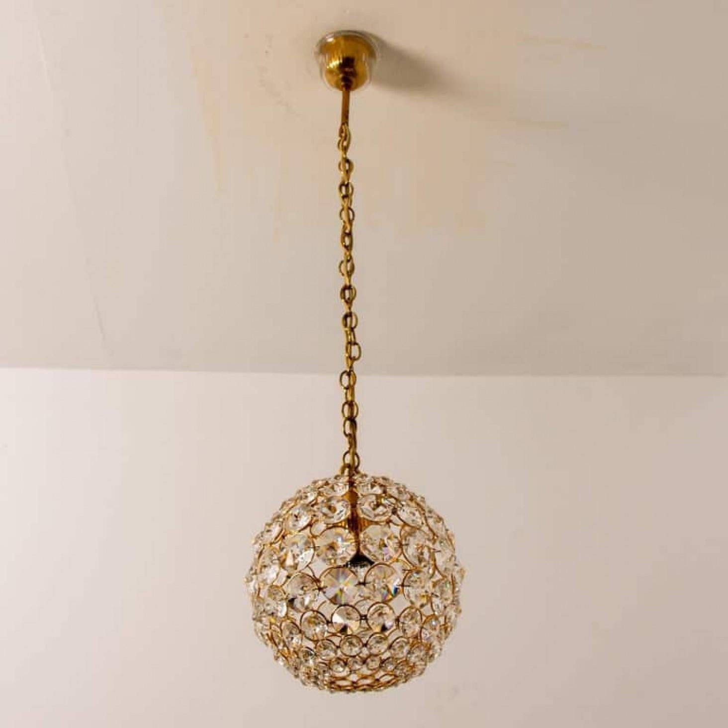 Placcato Piccola lampada a sospensione in ottone placcato oro e cristallo di Palwa, anni '60 in vendita