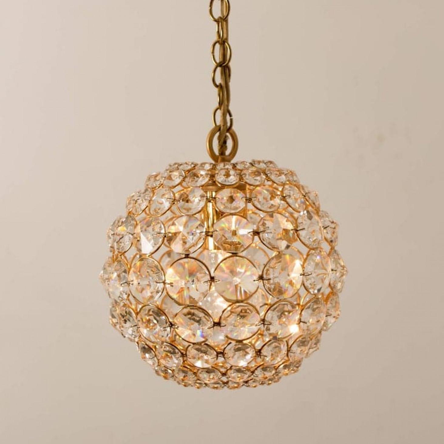Piccola lampada a sospensione in ottone placcato oro e cristallo di Palwa, anni '60 In condizioni buone in vendita a Rijssen, NL