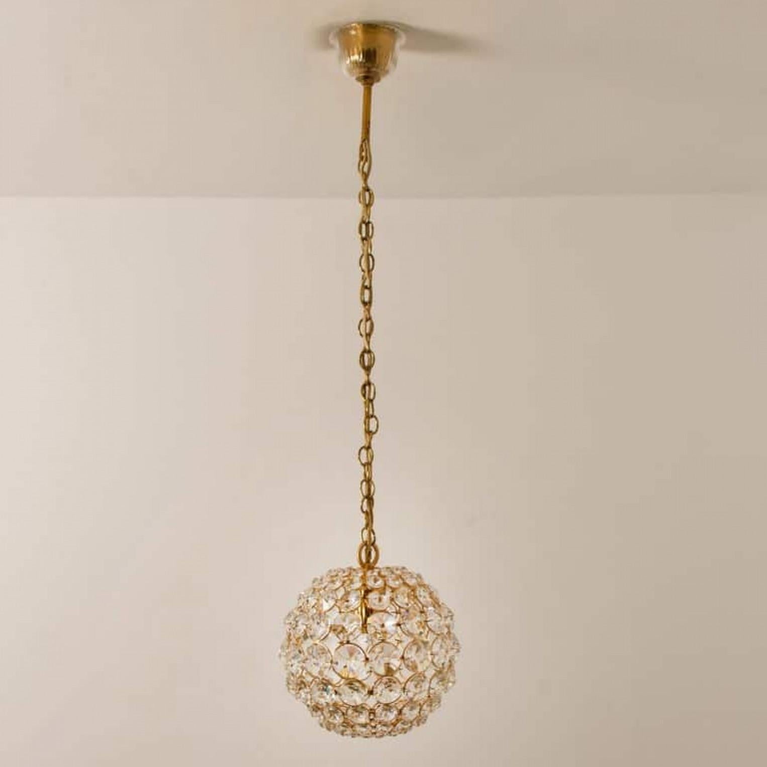 Metà XX secolo Piccola lampada a sospensione in ottone placcato oro e cristallo di Palwa, anni '60 in vendita