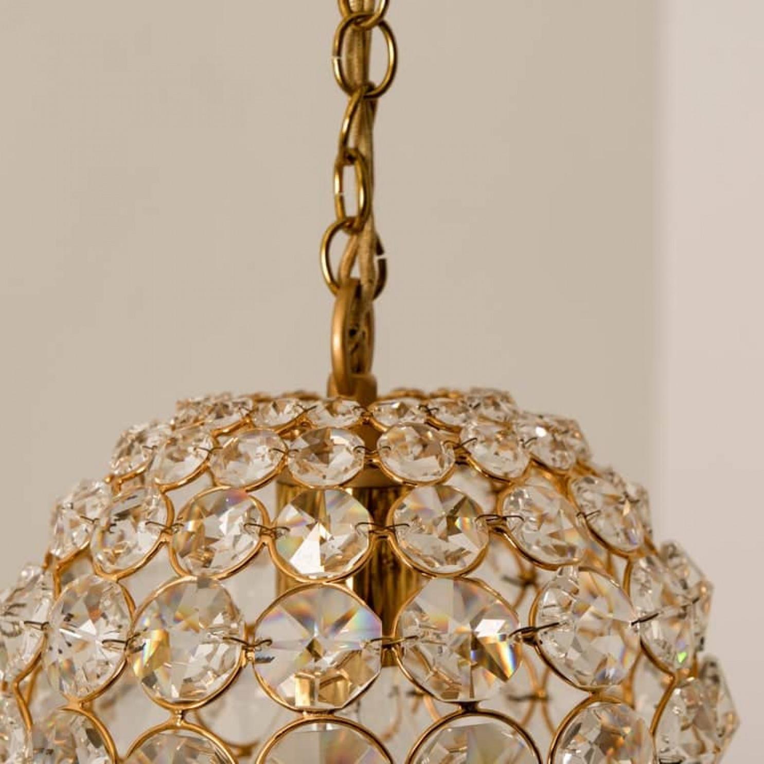 Ottone Piccola lampada a sospensione in ottone placcato oro e cristallo di Palwa, anni '60 in vendita