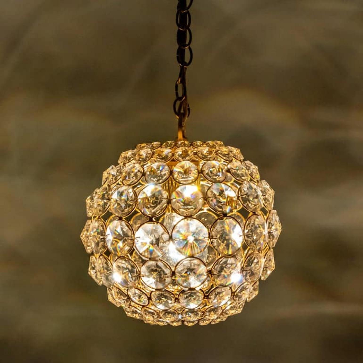 Piccola lampada a sospensione in ottone placcato oro e cristallo di Palwa, anni '60 in vendita 1