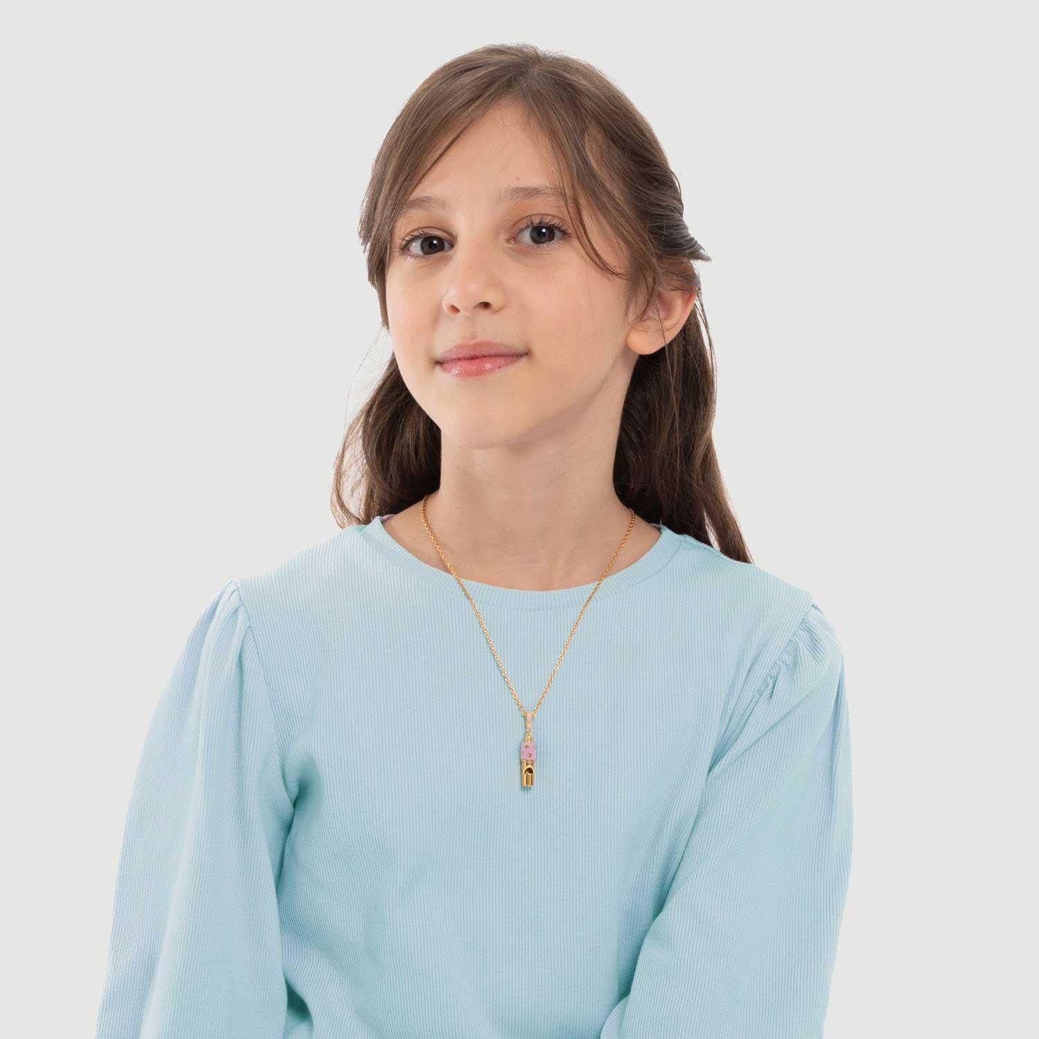 Kleine goldene Pfeifen-Anhänger-Halskette, rosa Emaille (Brillantschliff) im Angebot