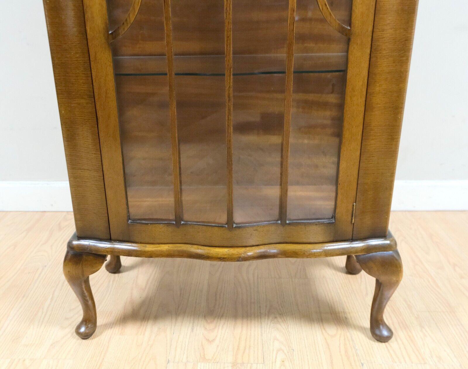 SMALL GORGEOUS WALNUT GLAZED BOOKCASE WiTH GLASS SHELVES ON QUEEN ANN STYLE LEGS For Sale 3