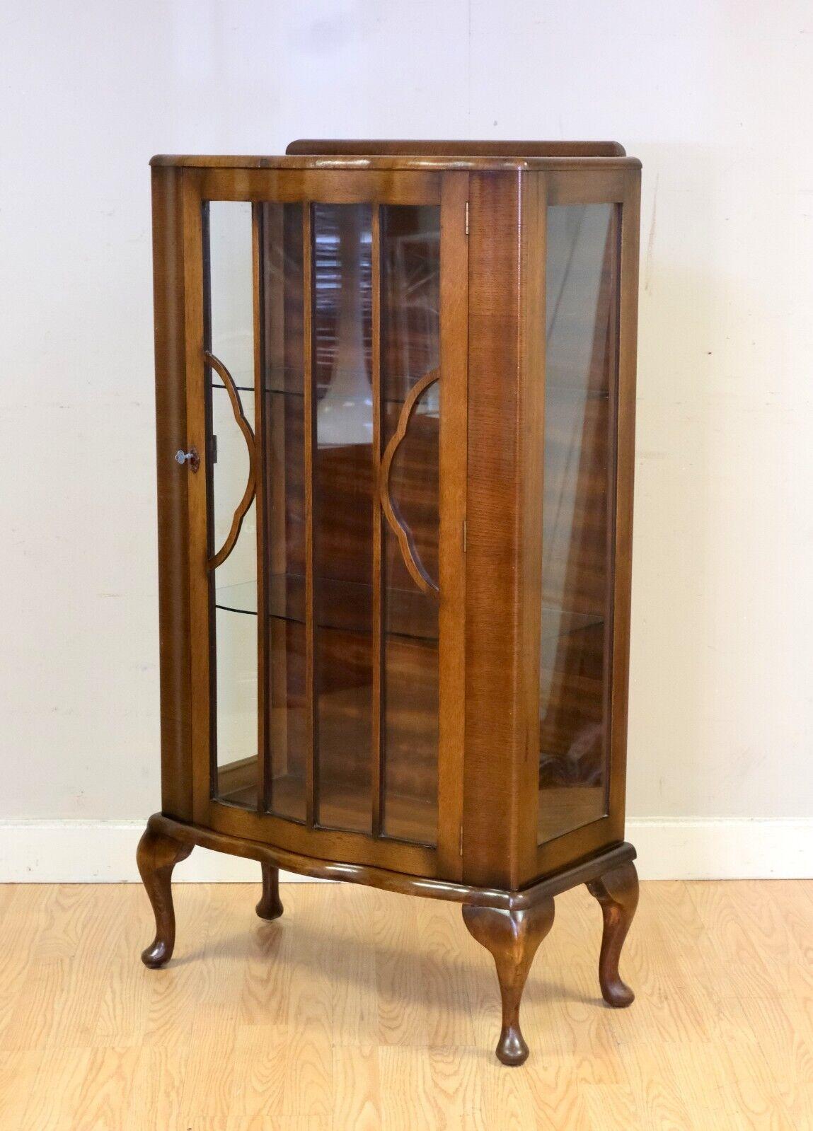 Edwardian SMALL GORGEOUS WALNUT GLAZED BOOKCASE WiTH GLASS SHELVES ON QUEEN ANN STYLE LEGS For Sale