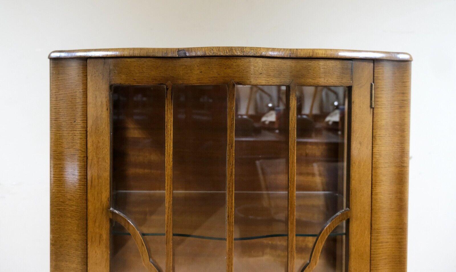 SMALL GORGEOUS WALNUT GLAZED BOOKCASE WiTH GLASS SHELVES ON QUEEN ANN Style LEGS (Englisch) im Angebot