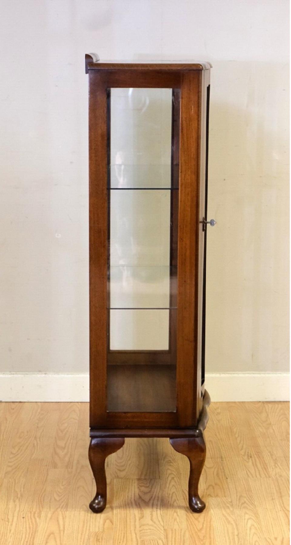 Hand-Crafted SMALL GORGEOUS WALNUT GLAZED BOOKCASE WiTH GLASS SHELVES ON QUEEN ANN STYLE LEGS For Sale