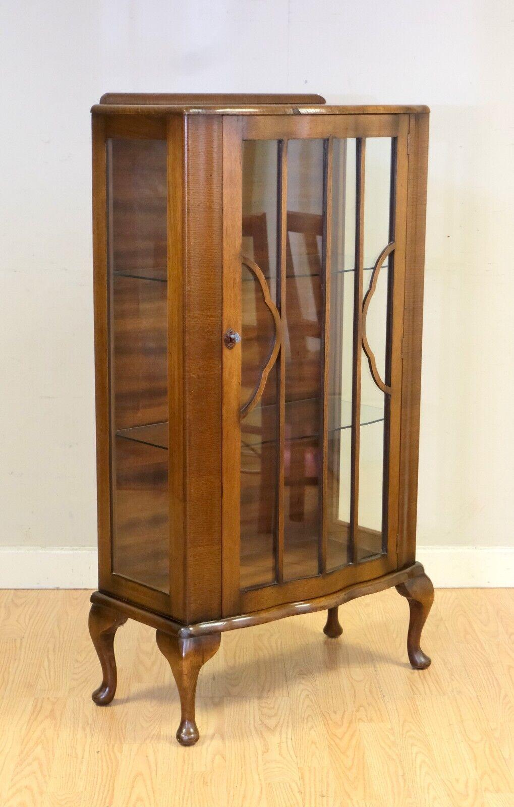 20th Century SMALL GORGEOUS WALNUT GLAZED BOOKCASE WiTH GLASS SHELVES ON QUEEN ANN STYLE LEGS For Sale