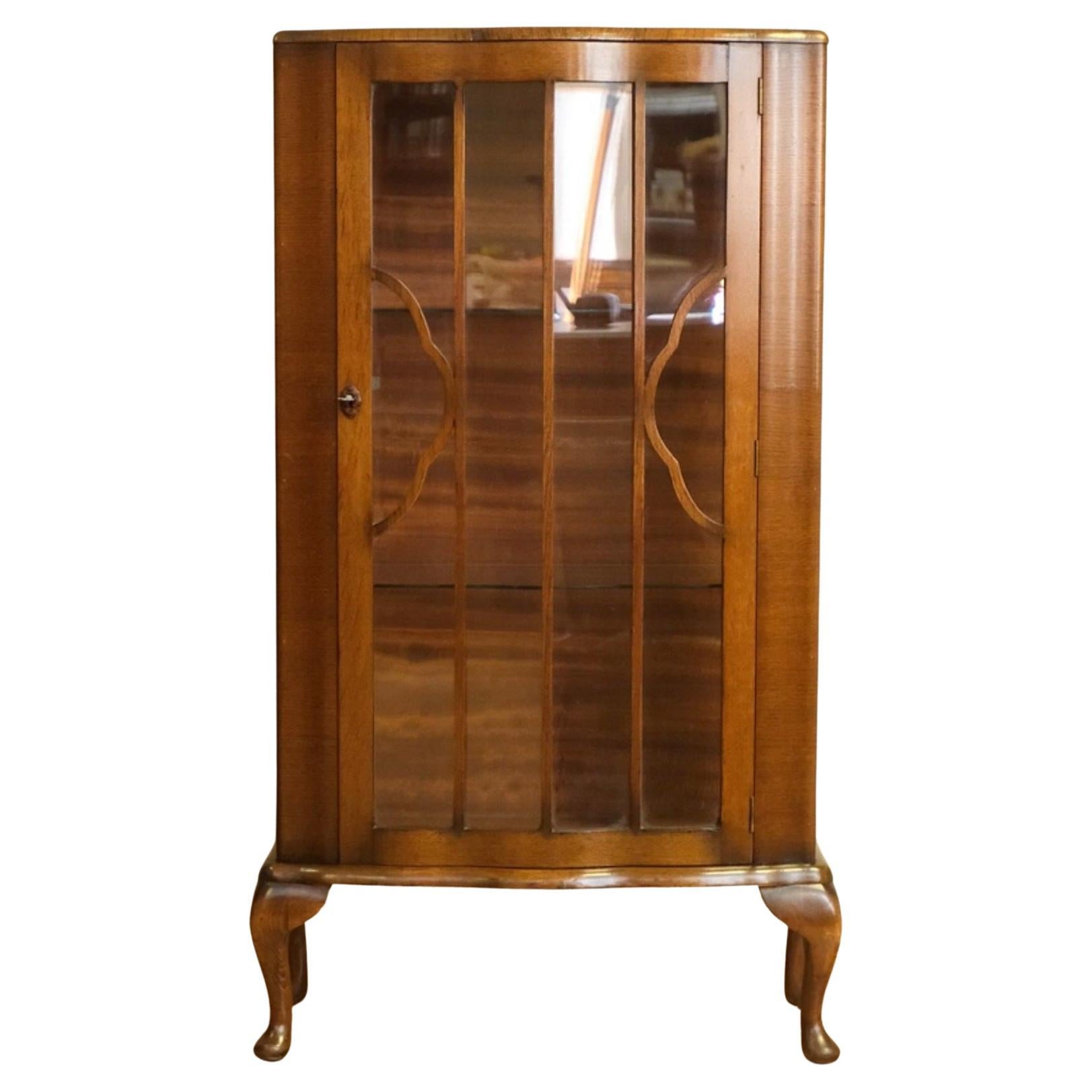 SMALL GORGEOUS WALNUT GLAZED BOOKCASE WiTH GLASS SHELVES ON QUEEN ANN STYLE LEGS For Sale
