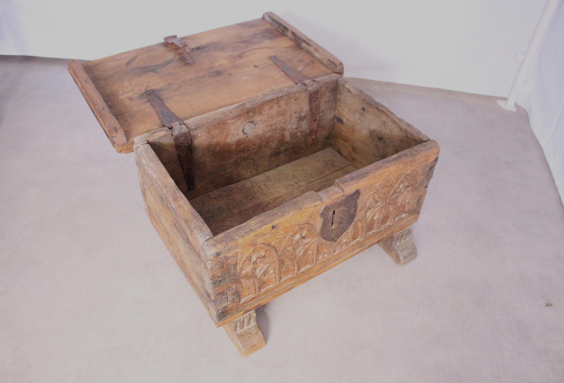 Small Gothic Chest Carved Oak French Provincial Antique Bible or Strong Box In Good Condition In Labrit, Landes
