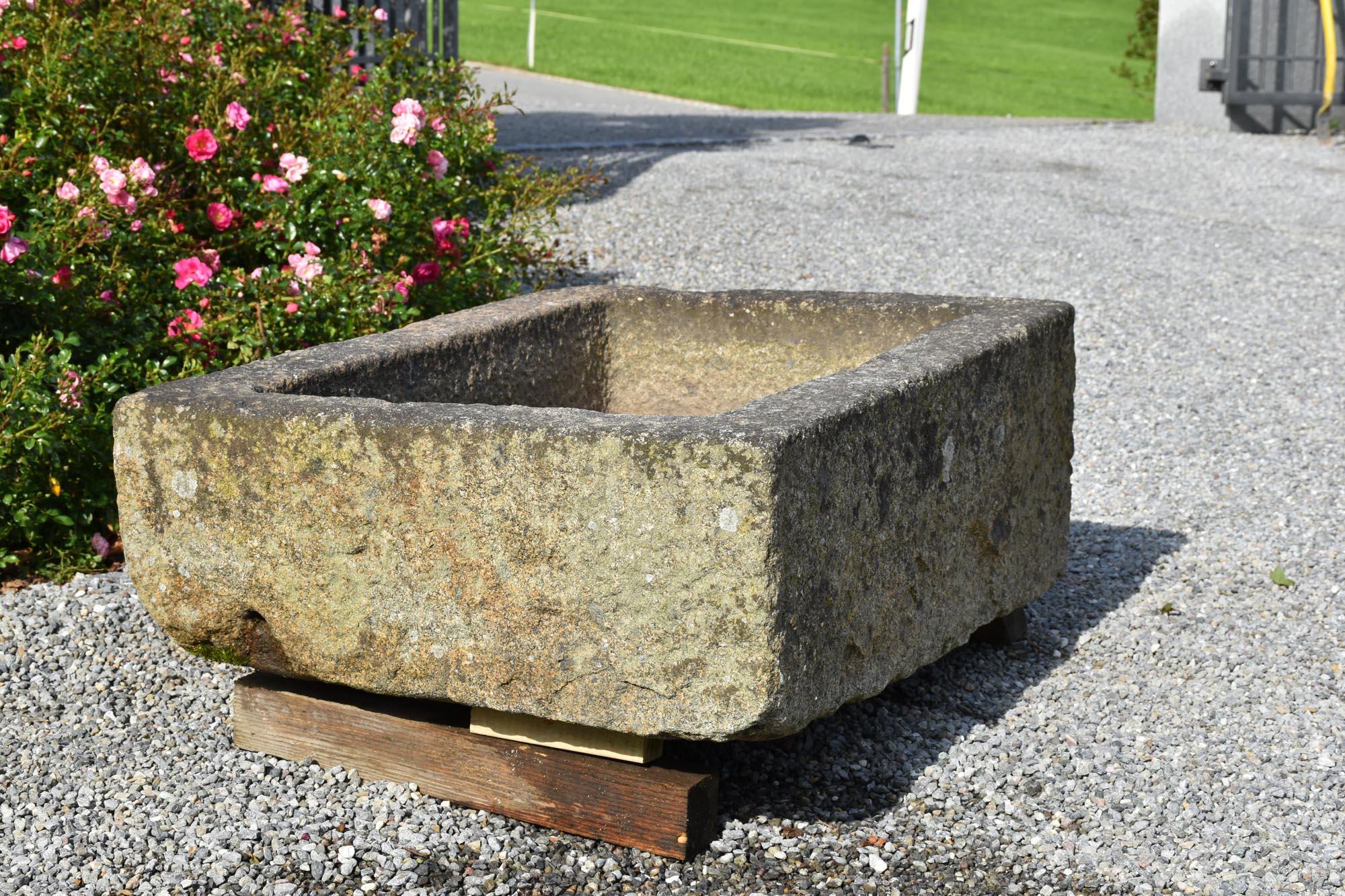 Small Granite Fountain, 18th Century, France In Good Condition For Sale In Gonten, CH