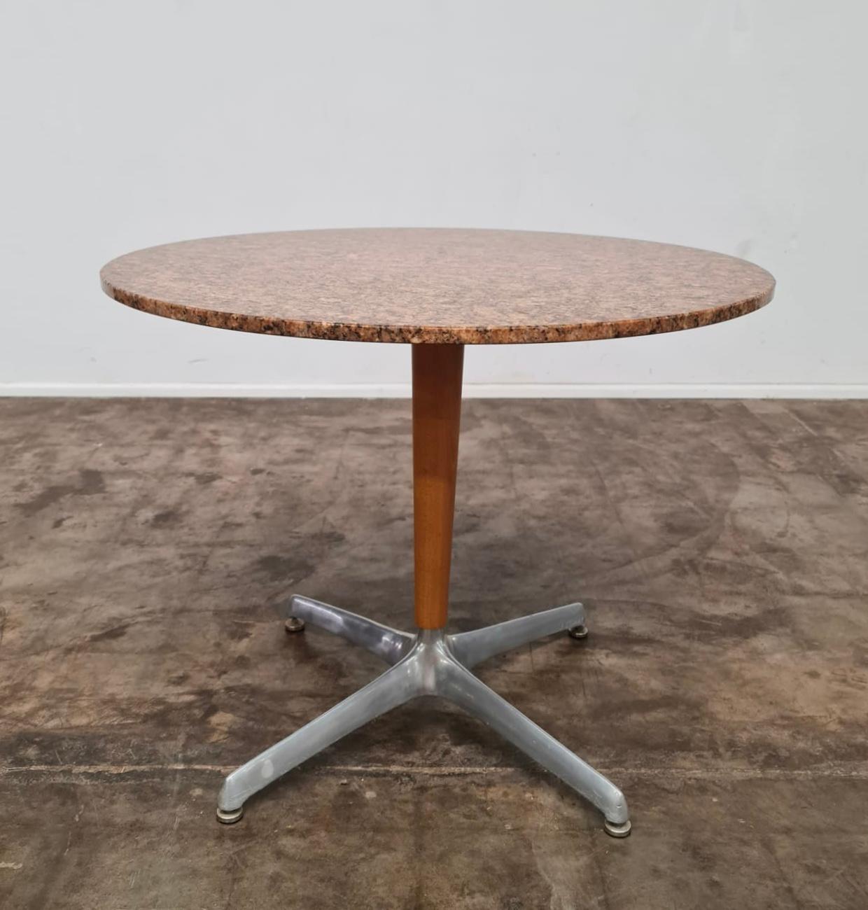 Mid-Century Modern Petite table de bistro à plateau en granit en vente