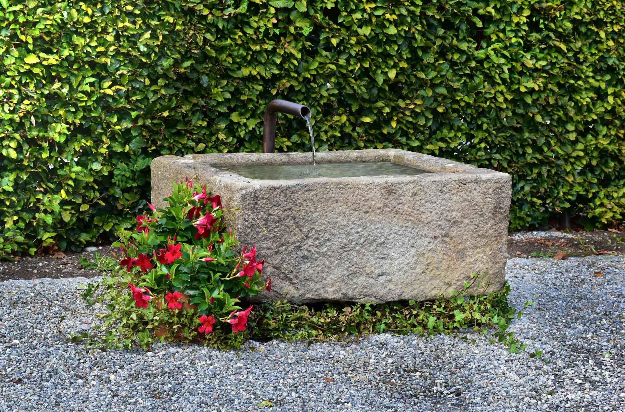 A very nice trough from France - Vichy. Granite trough with good capacity
Dimensions: 106 x 77cm, height 48 cm (42 x 30 in., height 19 in.).