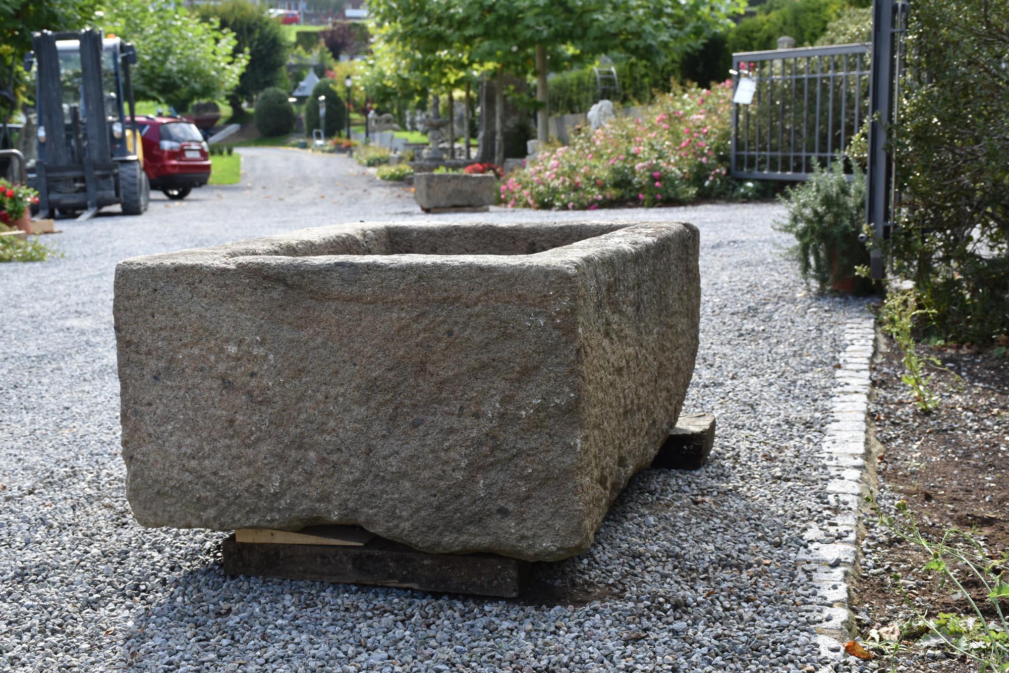 Small Granite Trough, 18th Century In Good Condition In Gonten, CH