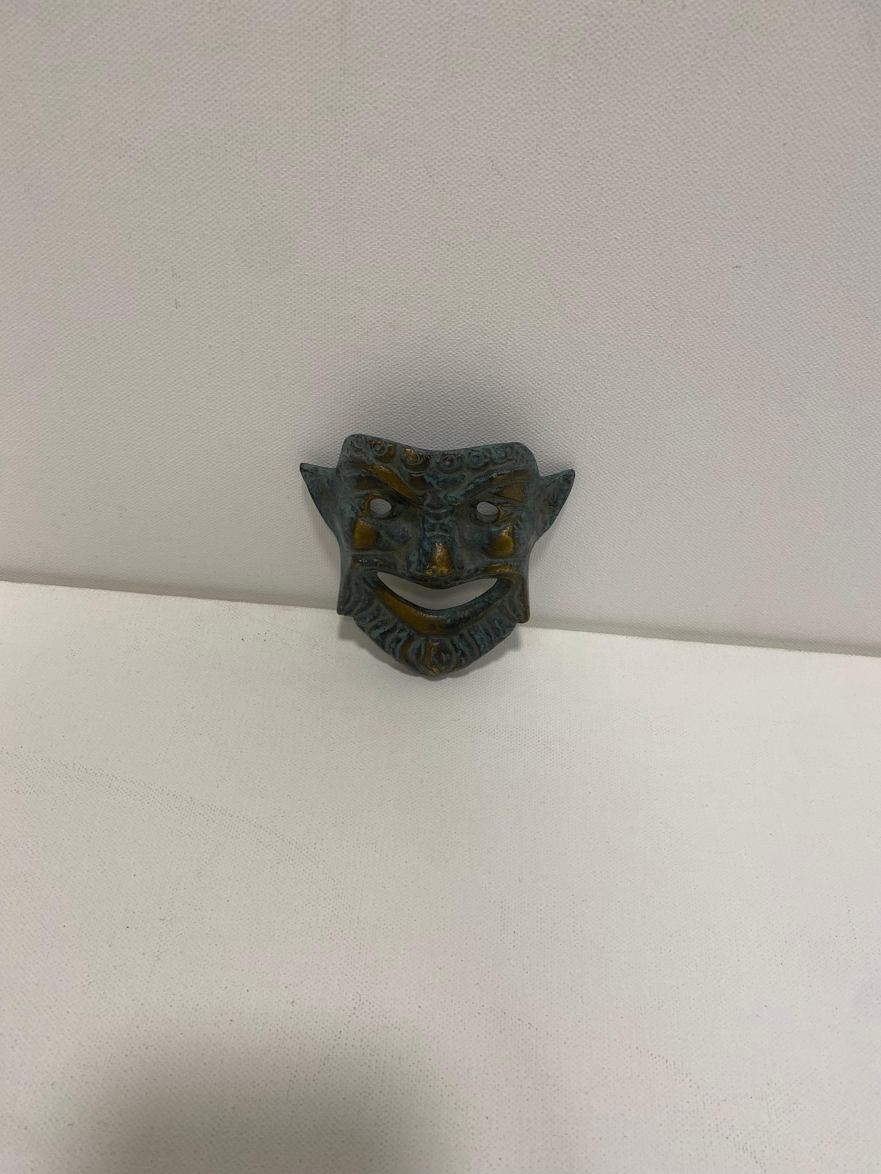 Kleine griechische Bronze Messing Theater Maske Wand hängen dekorative 1970er Vintage Art (Archaistisch) im Angebot