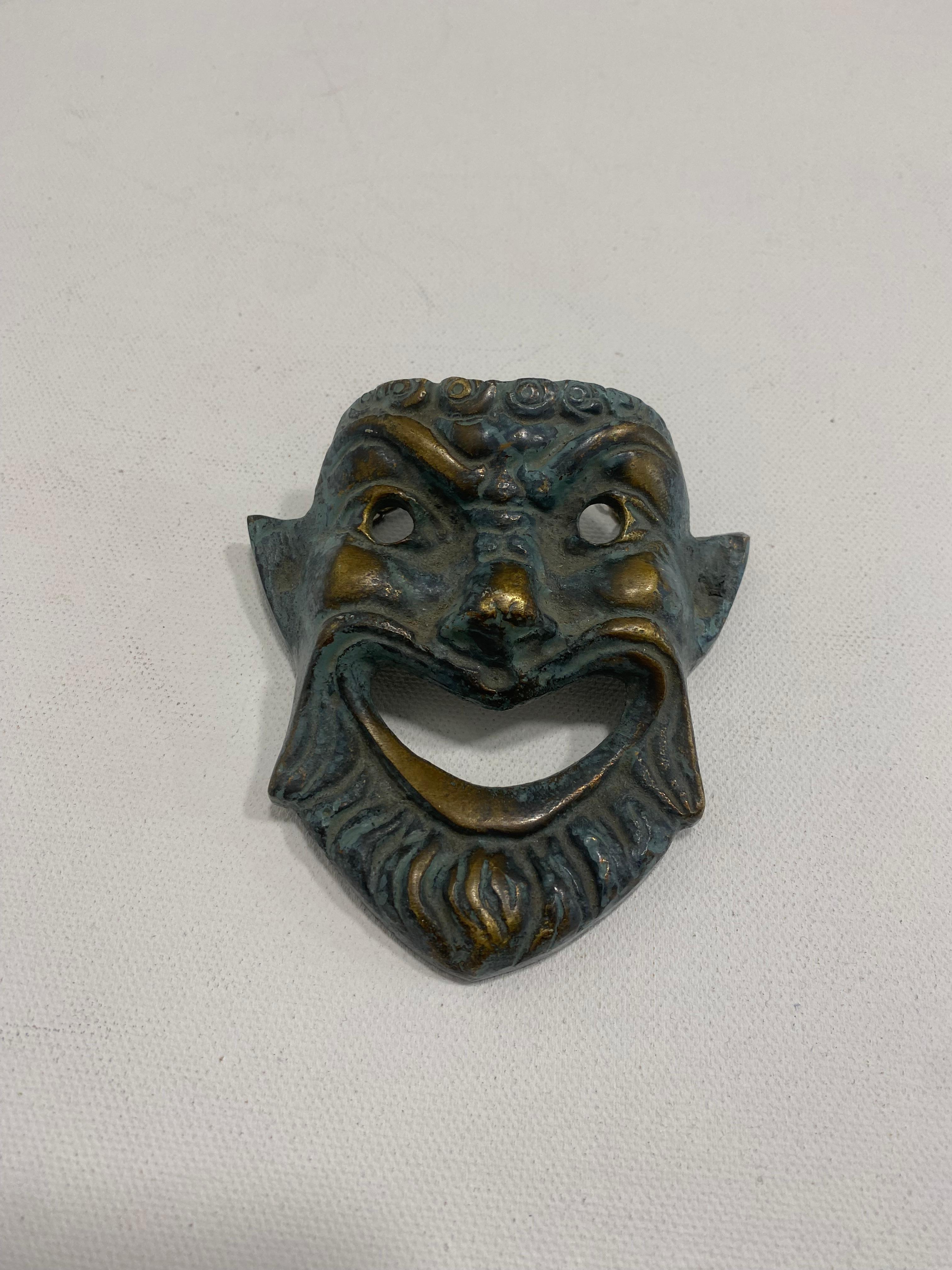 Kleine griechische Bronze Messing Theater Maske Wand hängen dekorative 1970er Vintage Art (Griechisch) im Angebot