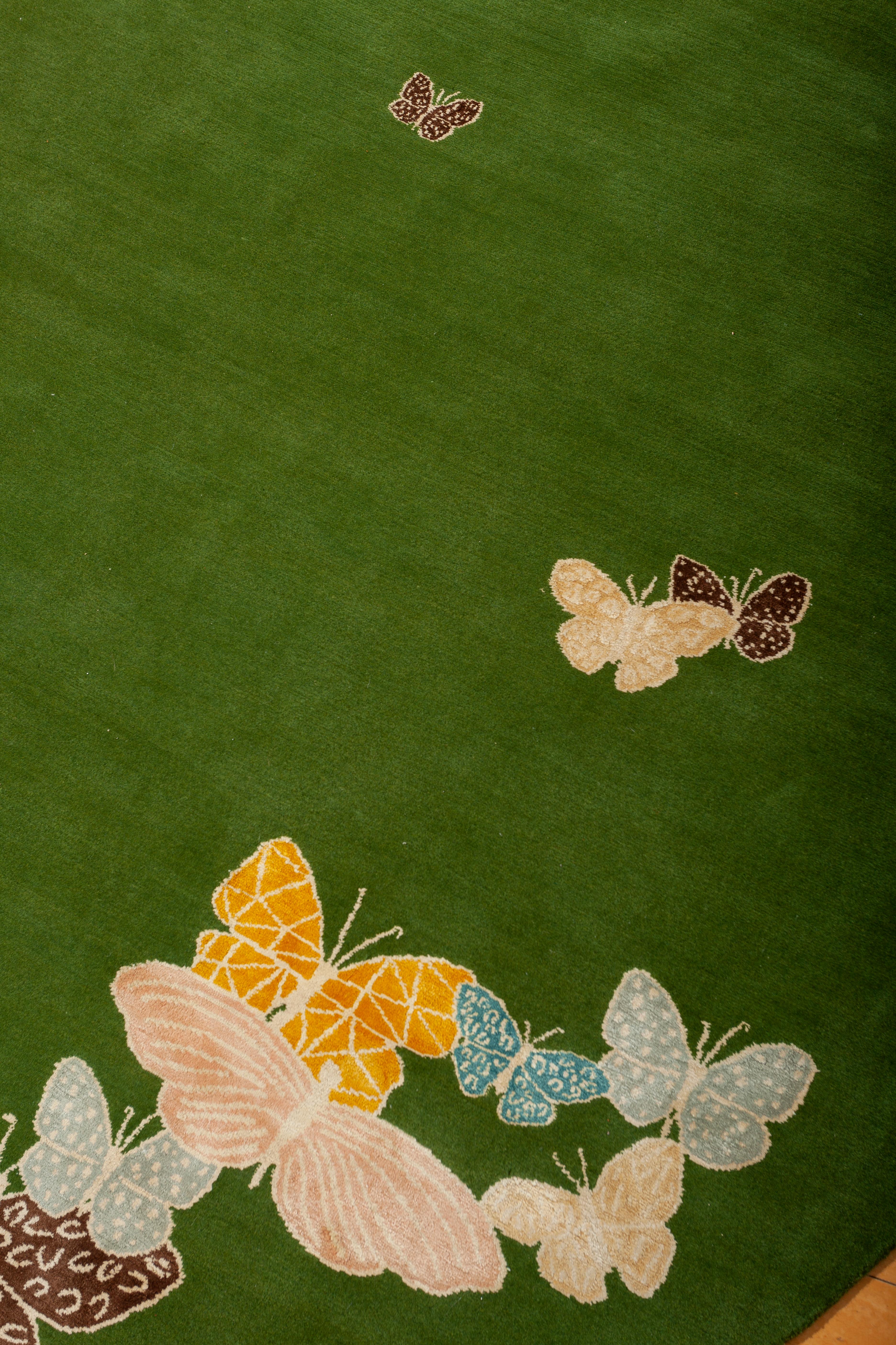 Runder Nepalesischer Schmetterlingsteppich: Grün, Blau, Rosa, Orange. Wolle und Seide, individuell (Handgeknüpft) im Angebot
