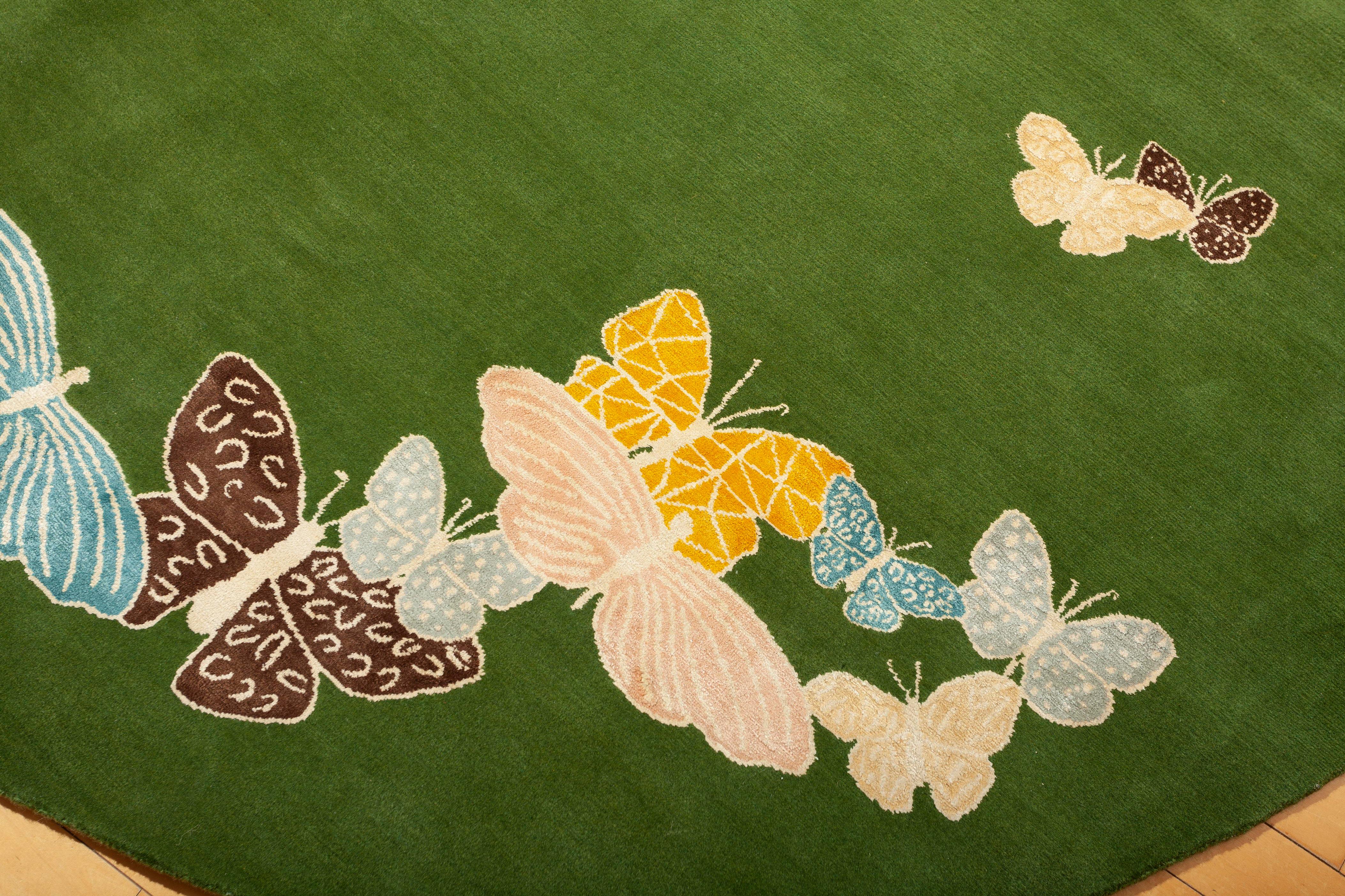 Runder Nepalesischer Schmetterlingsteppich: Grün, Blau, Rosa, Orange. Wolle und Seide, individuell im Zustand „Neu“ im Angebot in Brooklyn, NY