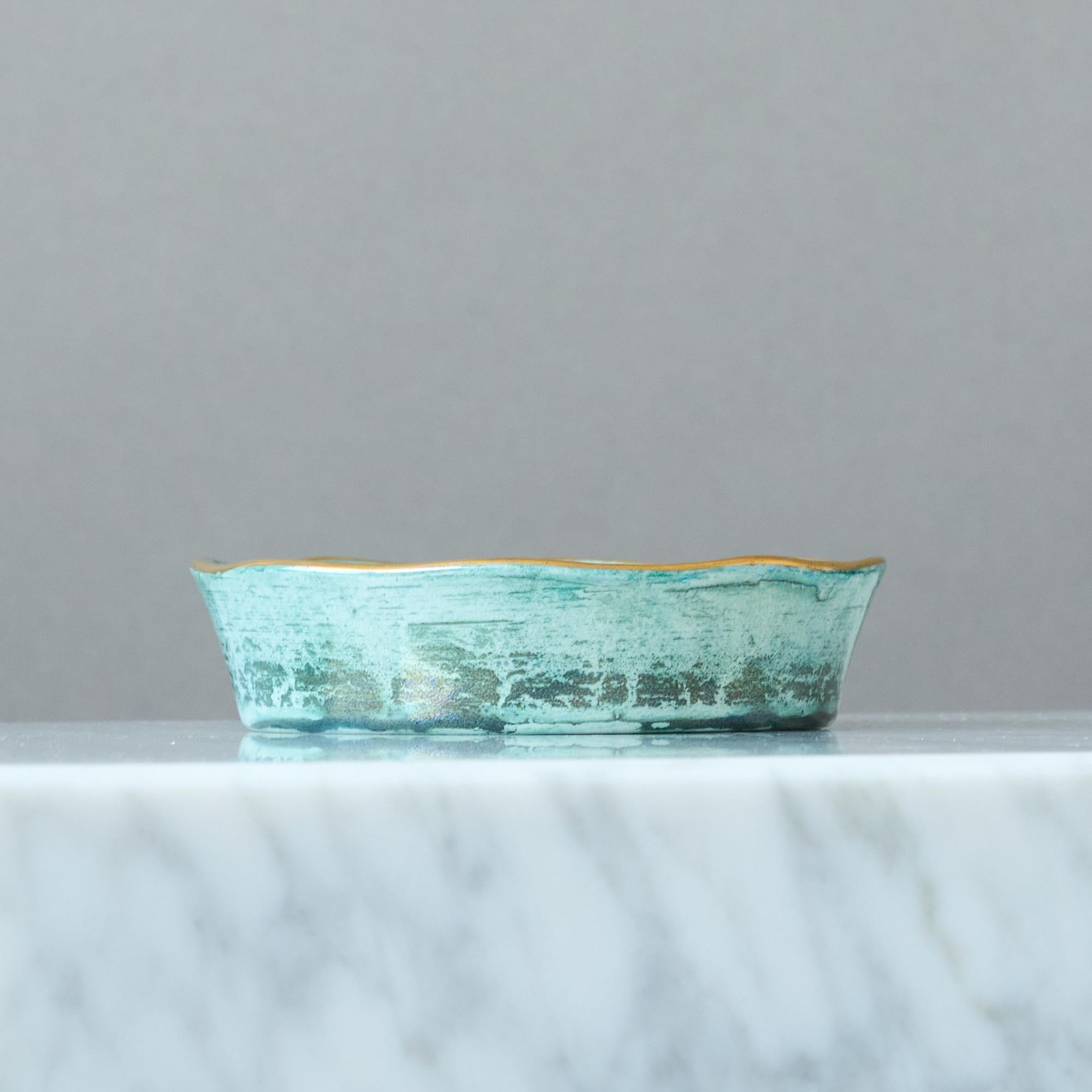 Smaltato Piccola ciotola a lustro in stile Art Déco verde e oro di Josef Ekberg. Gustavsberg Svezia 1929 in vendita