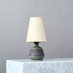 Petite lampe de table en grès vert de style « mid-century » signée Rolf Palm, Suède, années 1960.