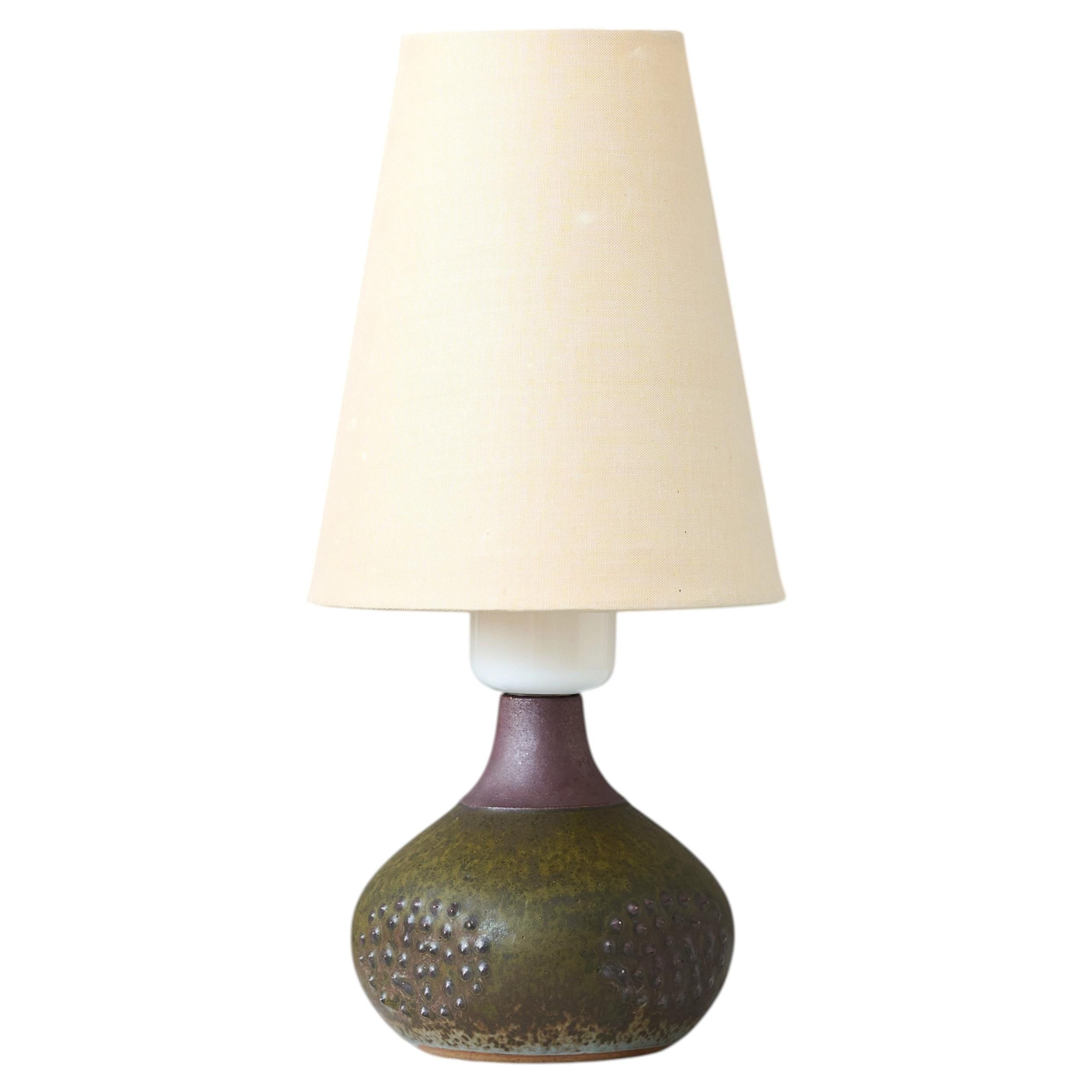 Petite lampe de table en grès vert de style « mid-century » signée Rolf Palm, Suède, années 1960. en vente