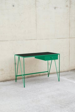 Pequeño escritorio de estudio verde con tablero de linóleo natural y cajón, personalizable