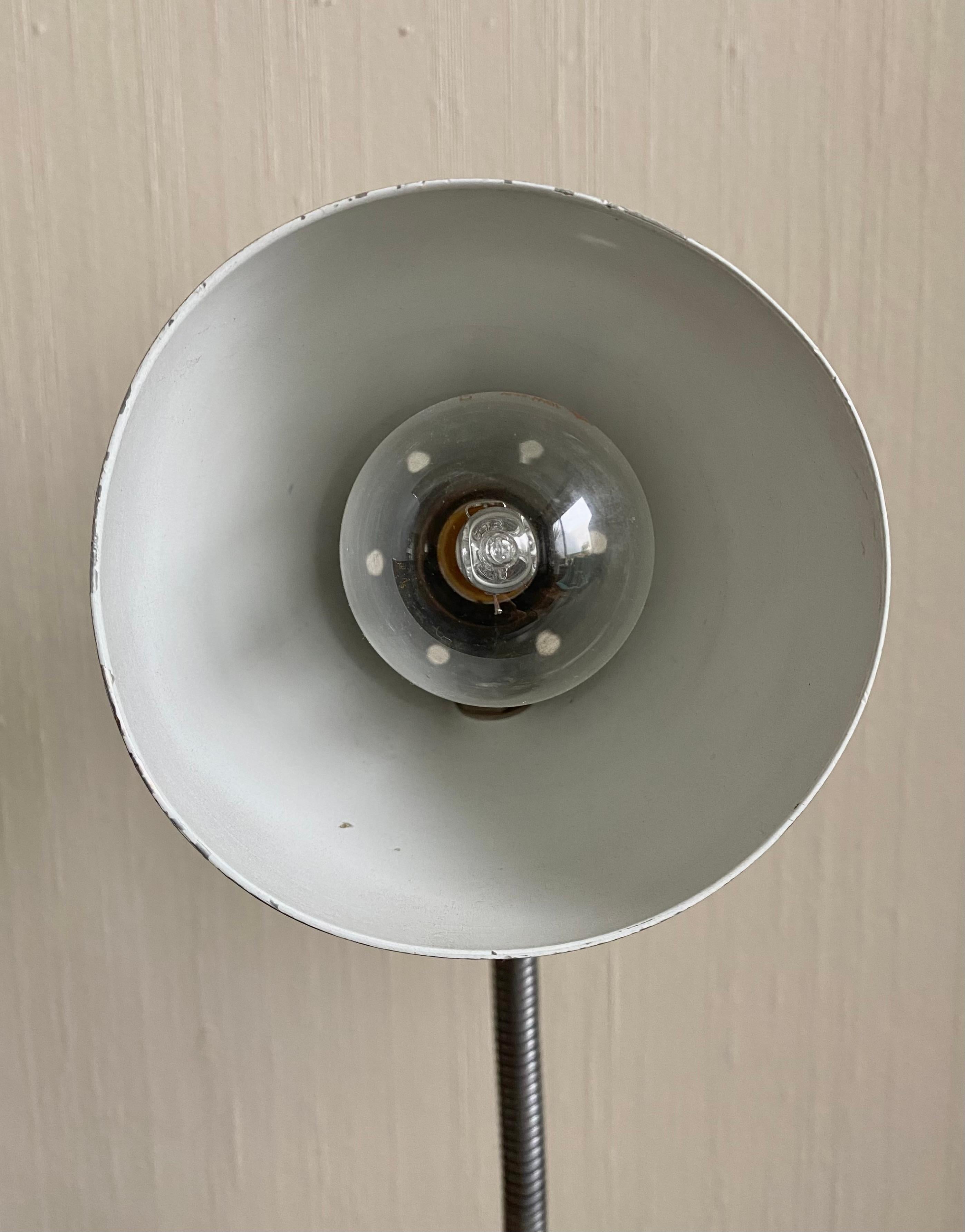 Métal Petite lampe de bureau grise d'Herman Theodoor Busquet pour Hala Zeist en vente