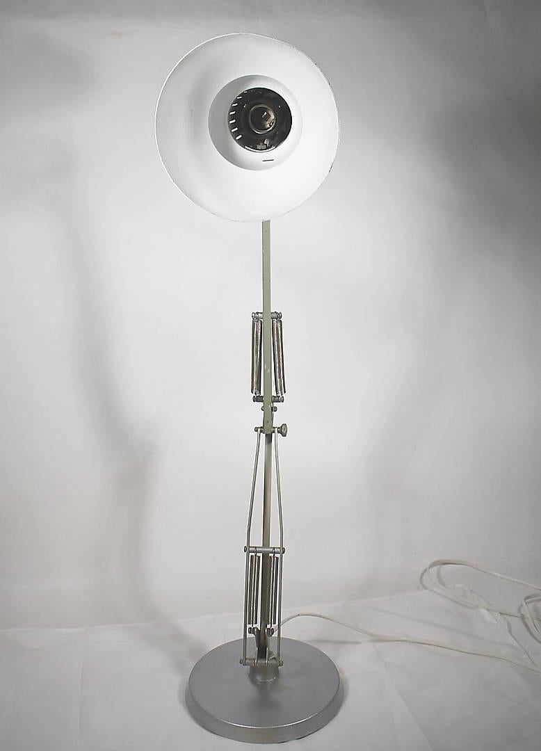 Grauer Schreibtisch, Tischlampe von Luxo (Dänisch) im Angebot