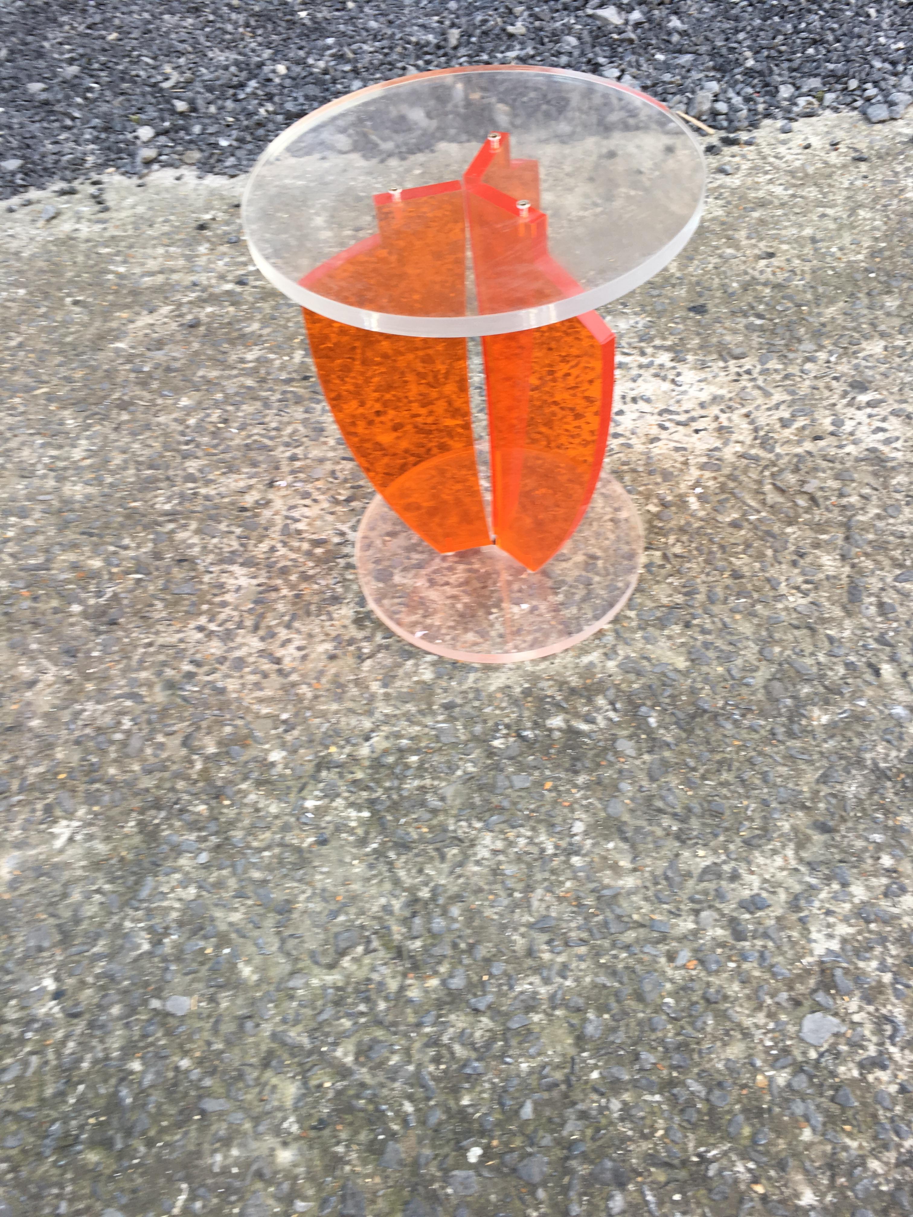 Piccolo gueridon in lucite, 1970-1980 circa.