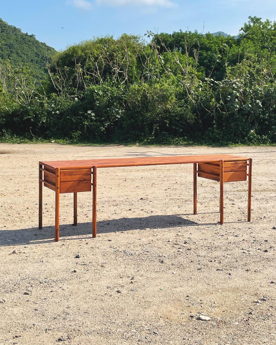 Scrivania Gui piccola di Estudio Prosa
Dimensioni: L 124 x P 60 x H 78 cm
Materiali: Wood.

Lo studio Prosa è uno spazio formato da architetti, designer e falegnami che cercano il miglior sviluppo nella coesistenza delle loro aree, dei progetti per