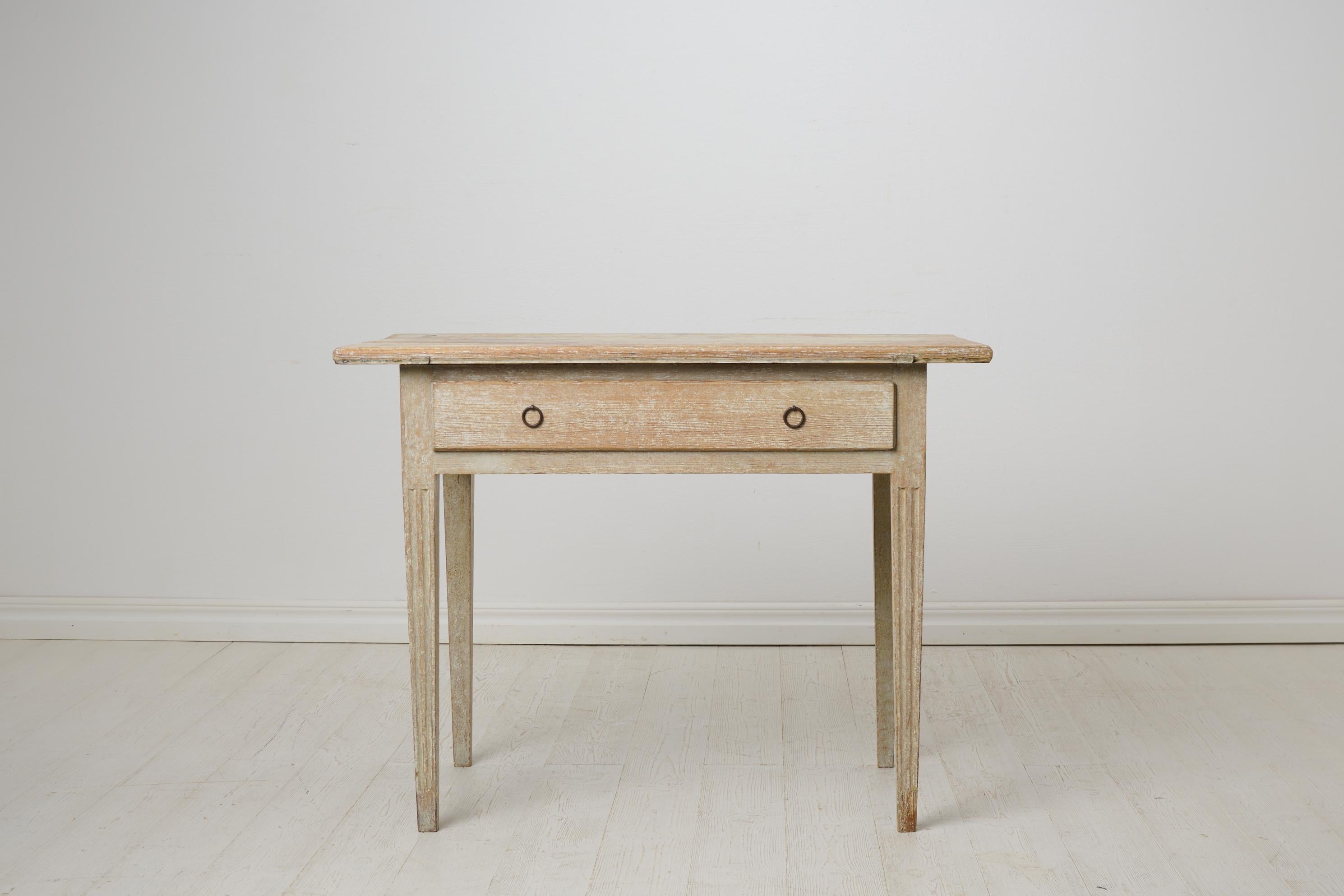 Small Gustavian Antique Country House Side Table from Northern Sweden In Good Condition For Sale In Kramfors, SE
