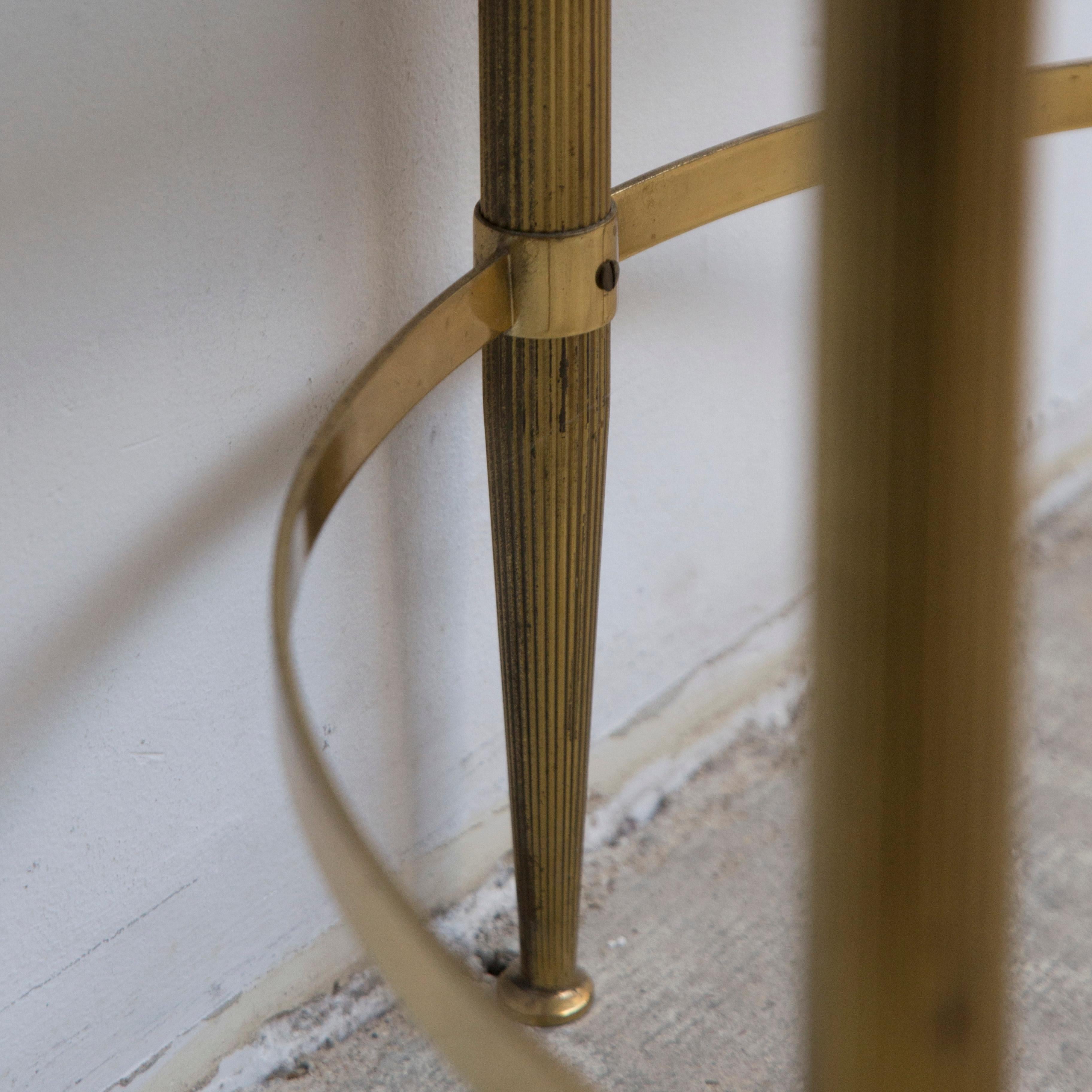Petite table d'appoint demi-cercle en laiton de la Maison Bagues, années 1960 en vente 3