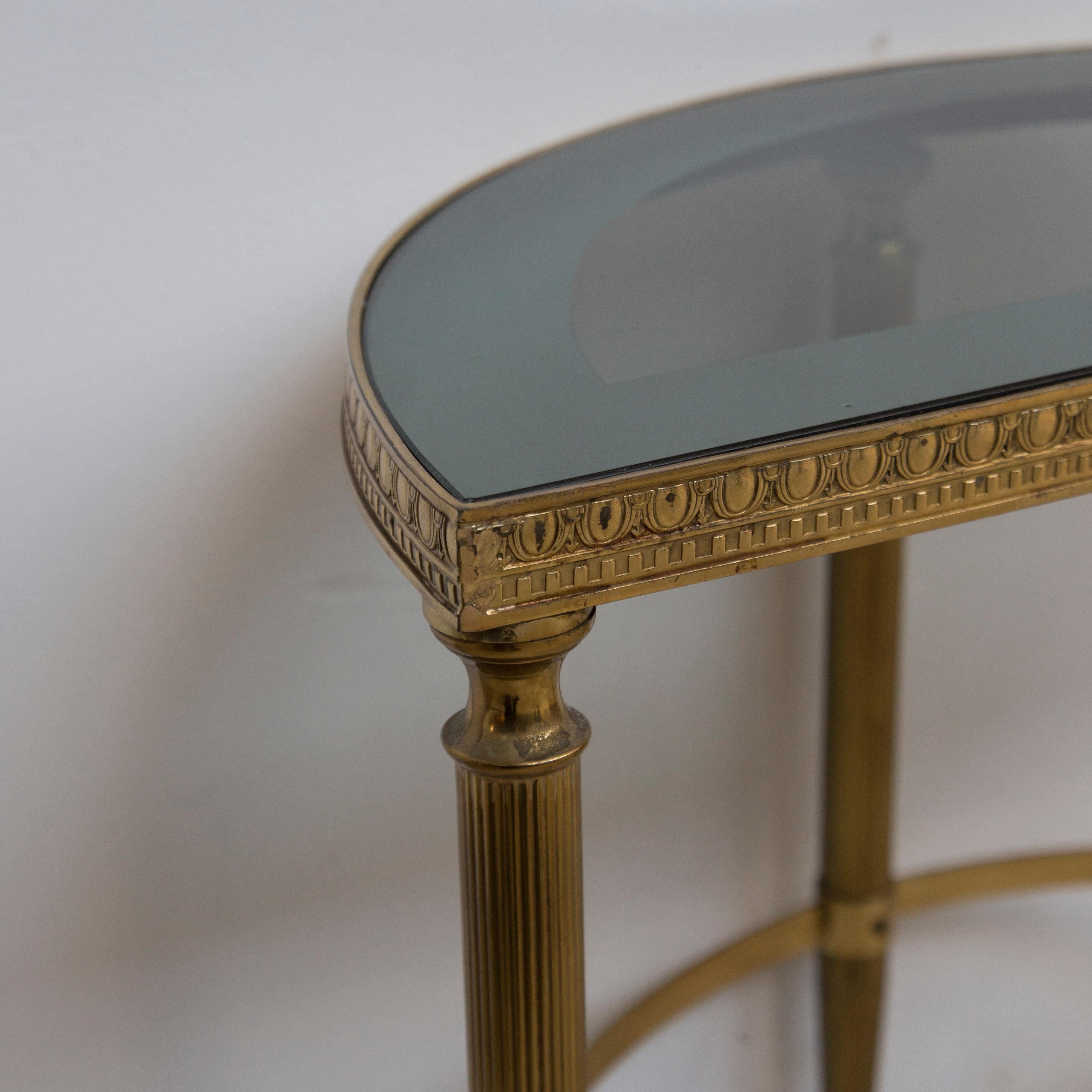 Français Petite table d'appoint demi-cercle en laiton de la Maison Bagues, années 1960 en vente