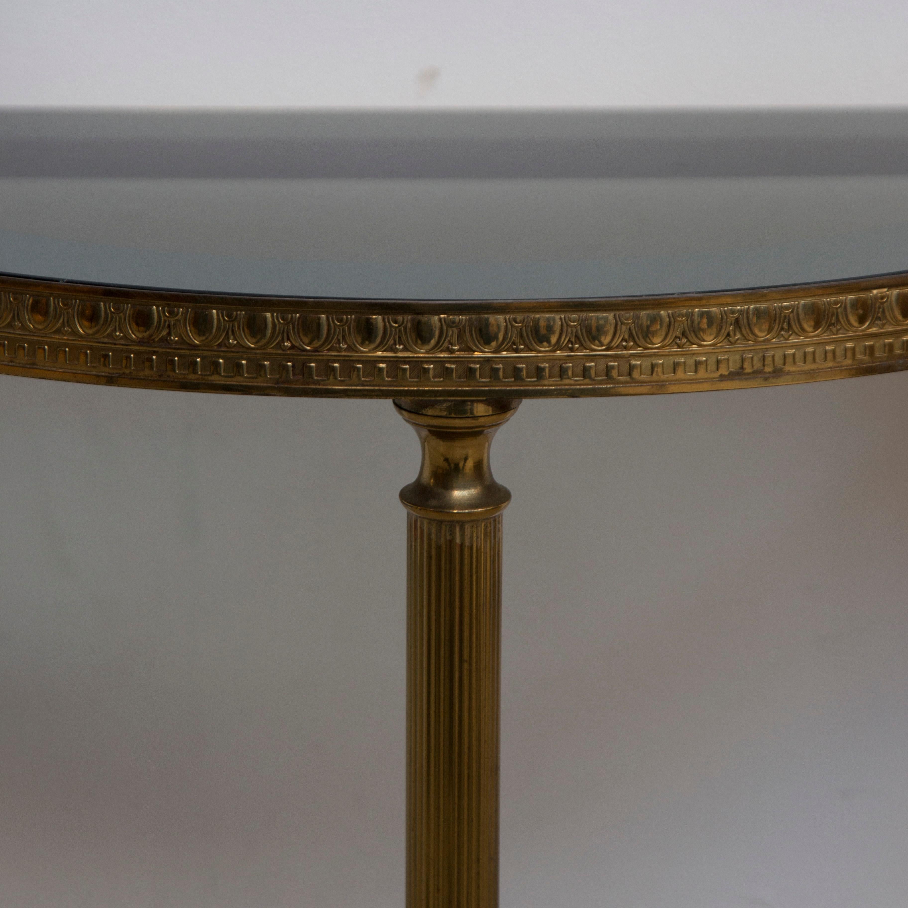Laiton Petite table d'appoint demi-cercle en laiton de la Maison Bagues, années 1960 en vente