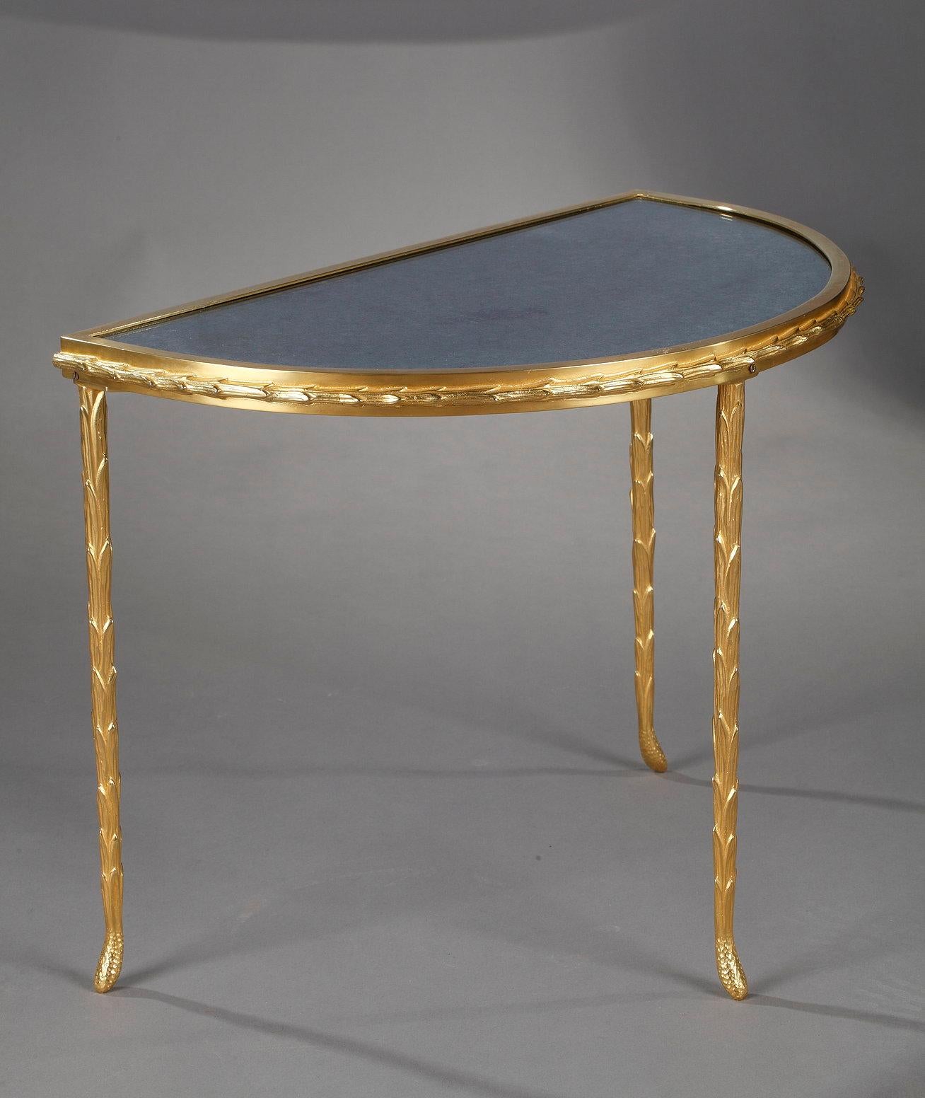 Français Petite table demi-lune avec plateau en miroir vieilli en bronze, Maison Baguès en vente