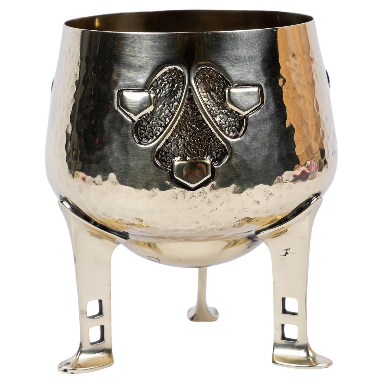 Kleiner gehämmerter art deco blumentopf, wien, um 1920er