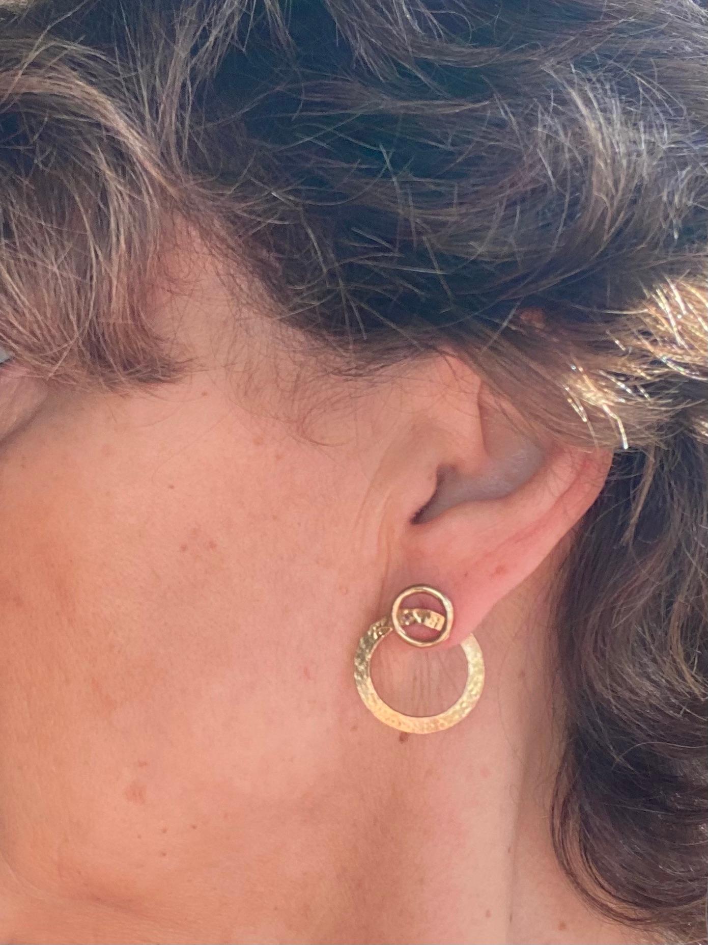 Boucles d'oreilles modernes en or jaune 18 carats martelé Unisexe en vente