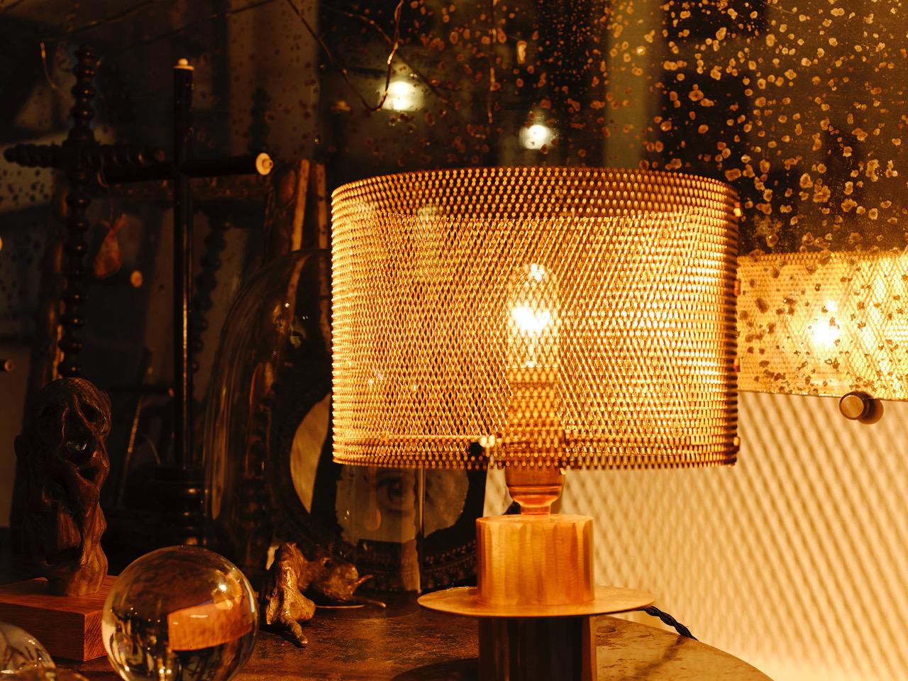 Voici la petite lampe de table Atahualpa en or martelé, un exemple étonnant de design artisanal français conçu par la créatrice de luminaires de luxe Marine Breynaert. Cette pièce exquise associe l'élégance intemporelle de l'or martelé à la main à