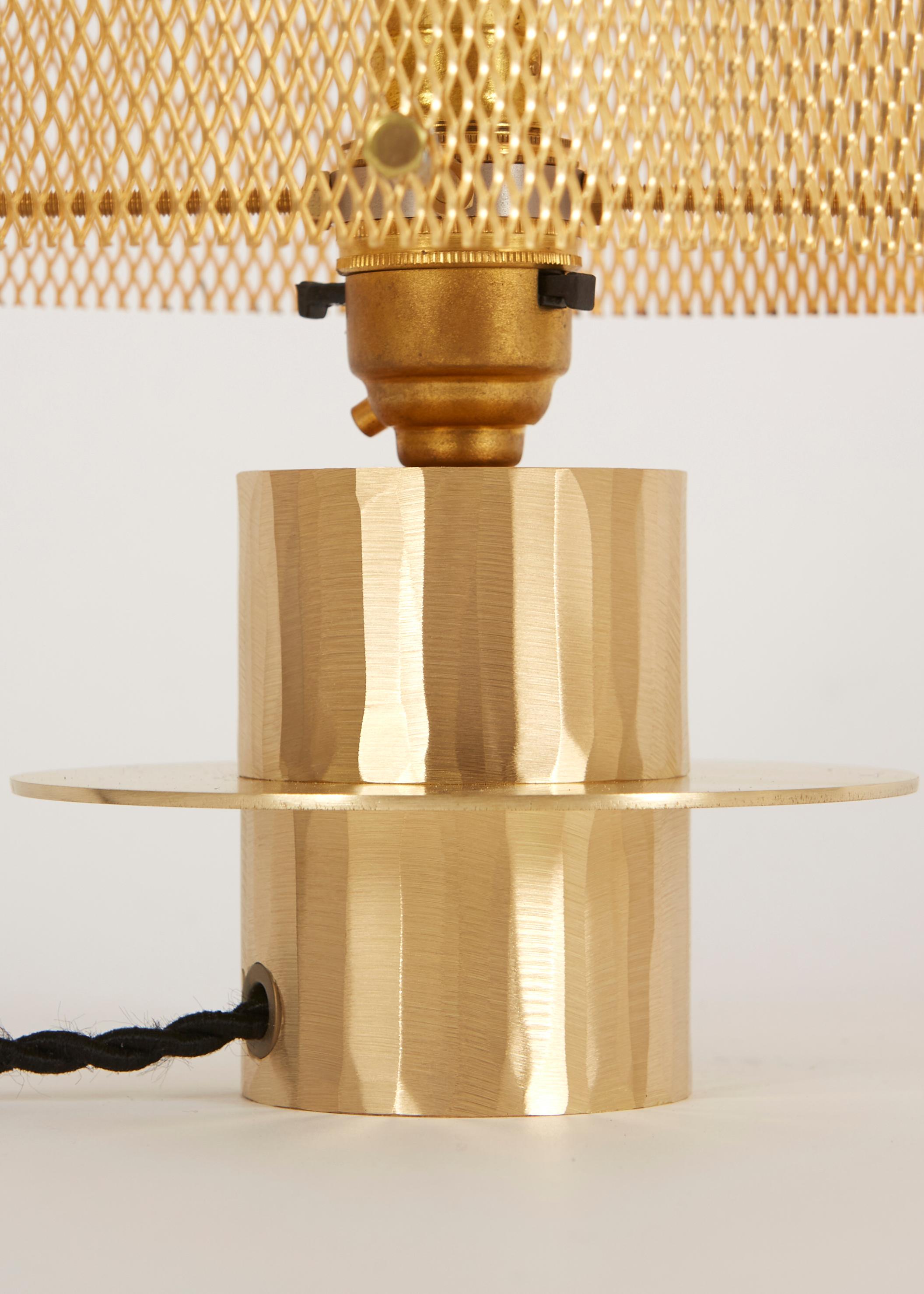 Brossé Lampe de table Atahualpa en or martelé à la main par Marine Breynaert - Luxury Lighting en vente