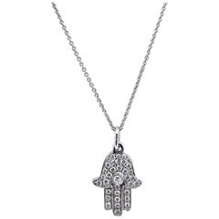 Petit collier à pendentif Hamsa en or blanc avec diamants 0,19 carat