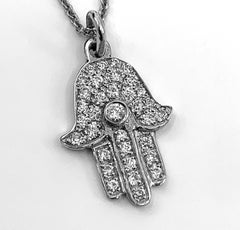 Collana con ciondolo Hamsa piccolo in oro bianco con diamanti da 0,19 carati