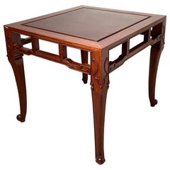 Petite table d'appoint chinoise sculptée à la main.
