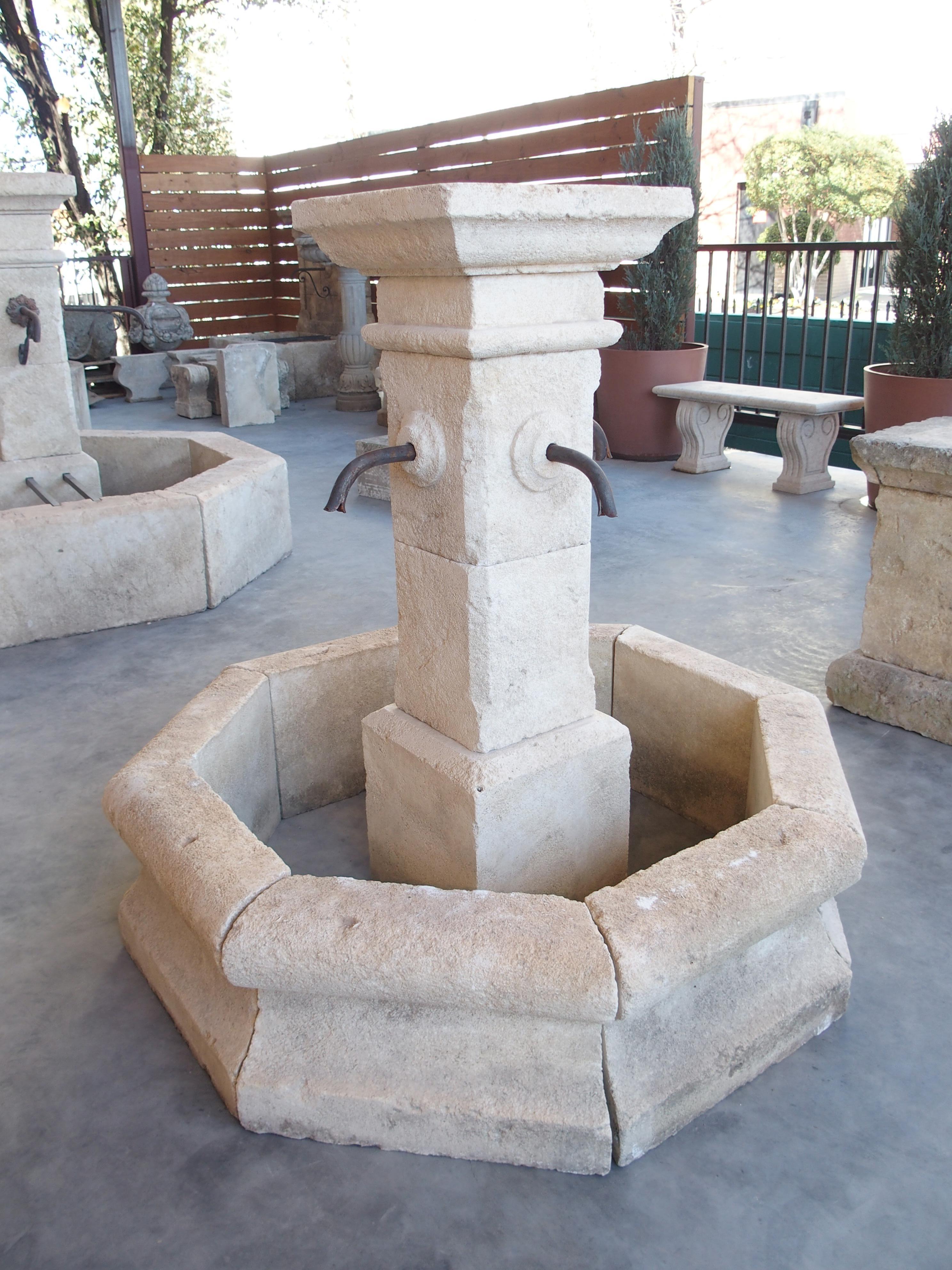 Achteckiger handgeschnitzter Hofbrunnen aus Kalkstein aus der Provence, Frankreich 3
