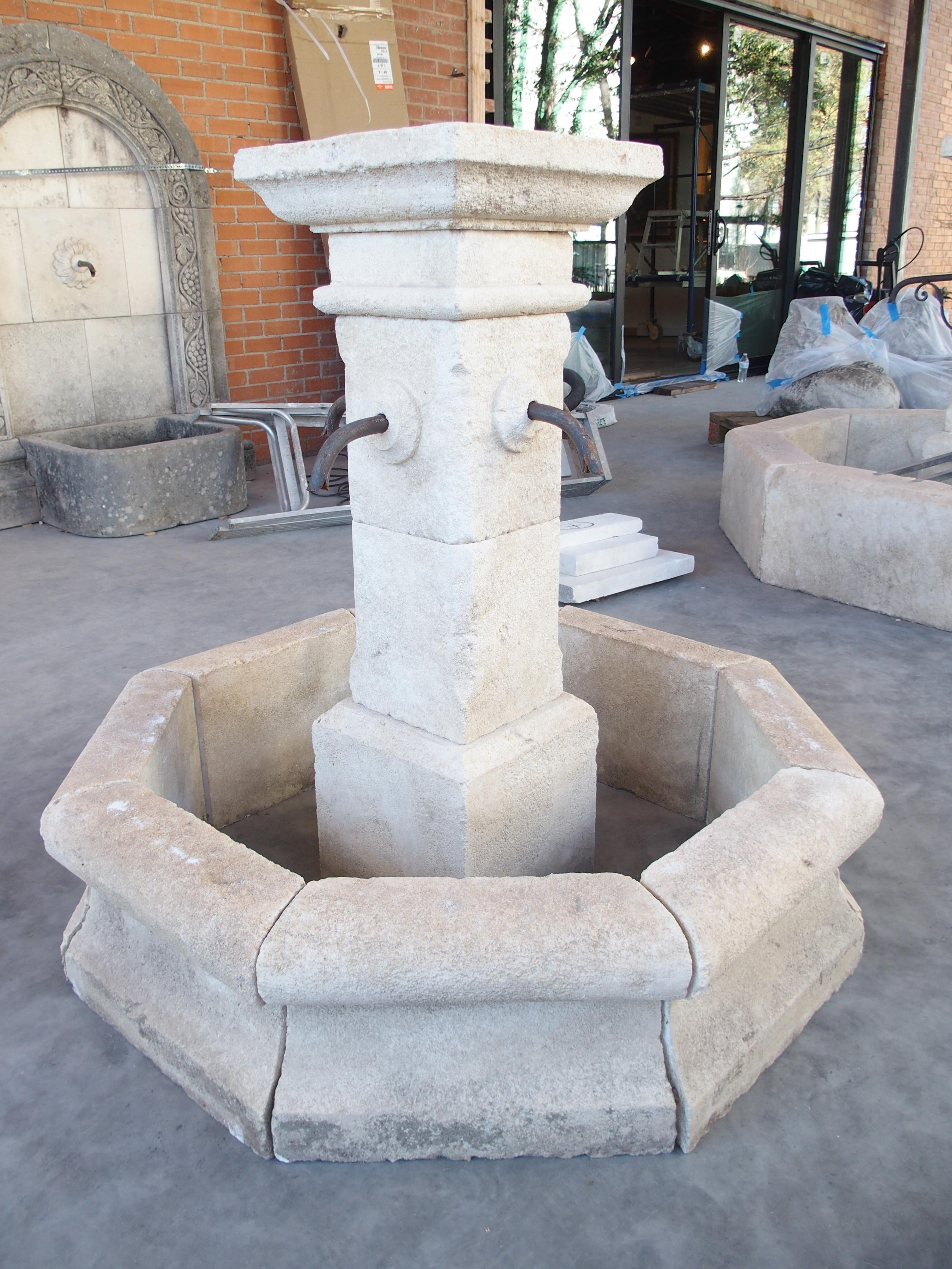 Achteckiger handgeschnitzter Hofbrunnen aus Kalkstein aus der Provence, Frankreich 5