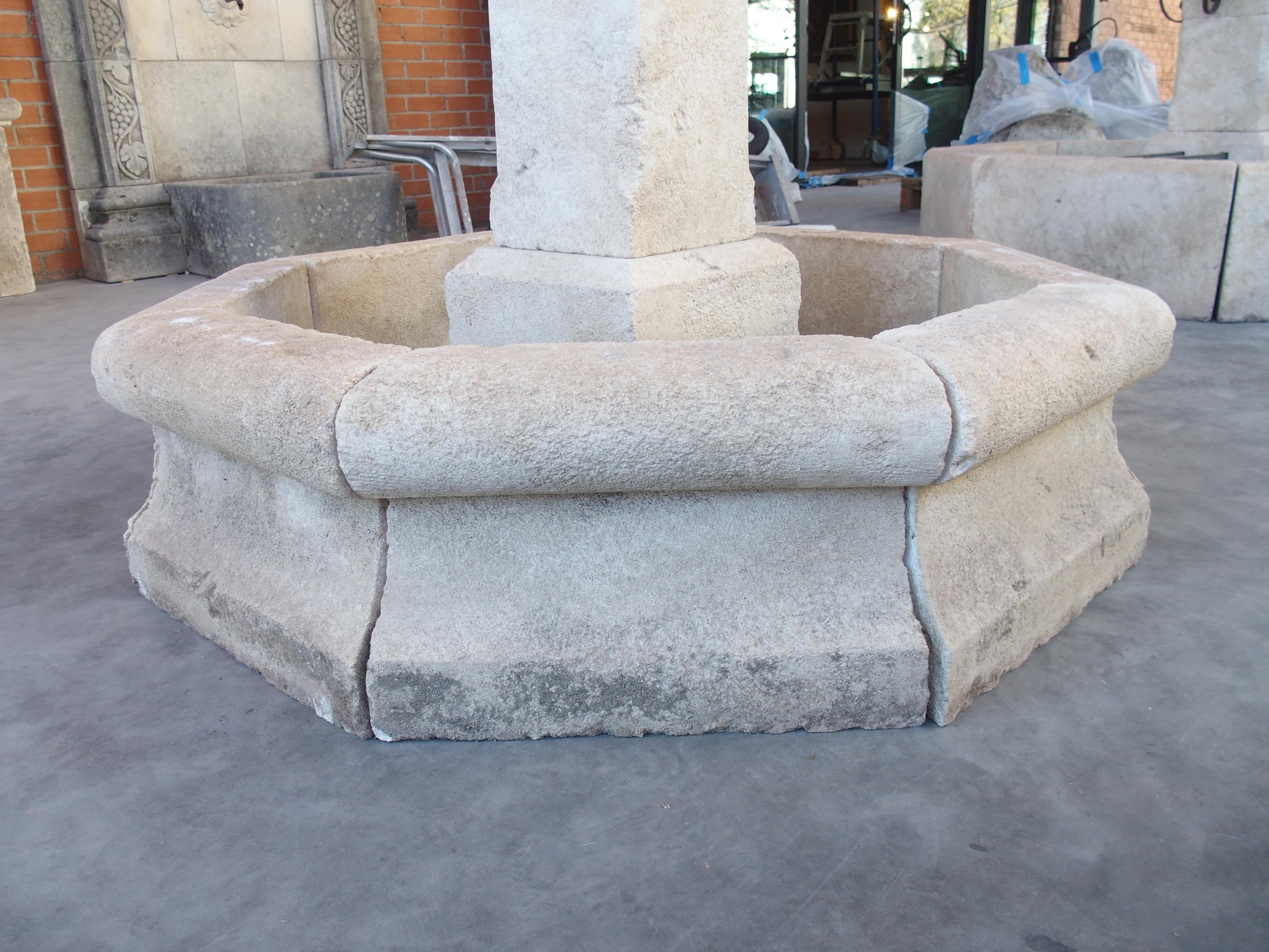 Achteckiger handgeschnitzter Hofbrunnen aus Kalkstein aus der Provence, Frankreich 6