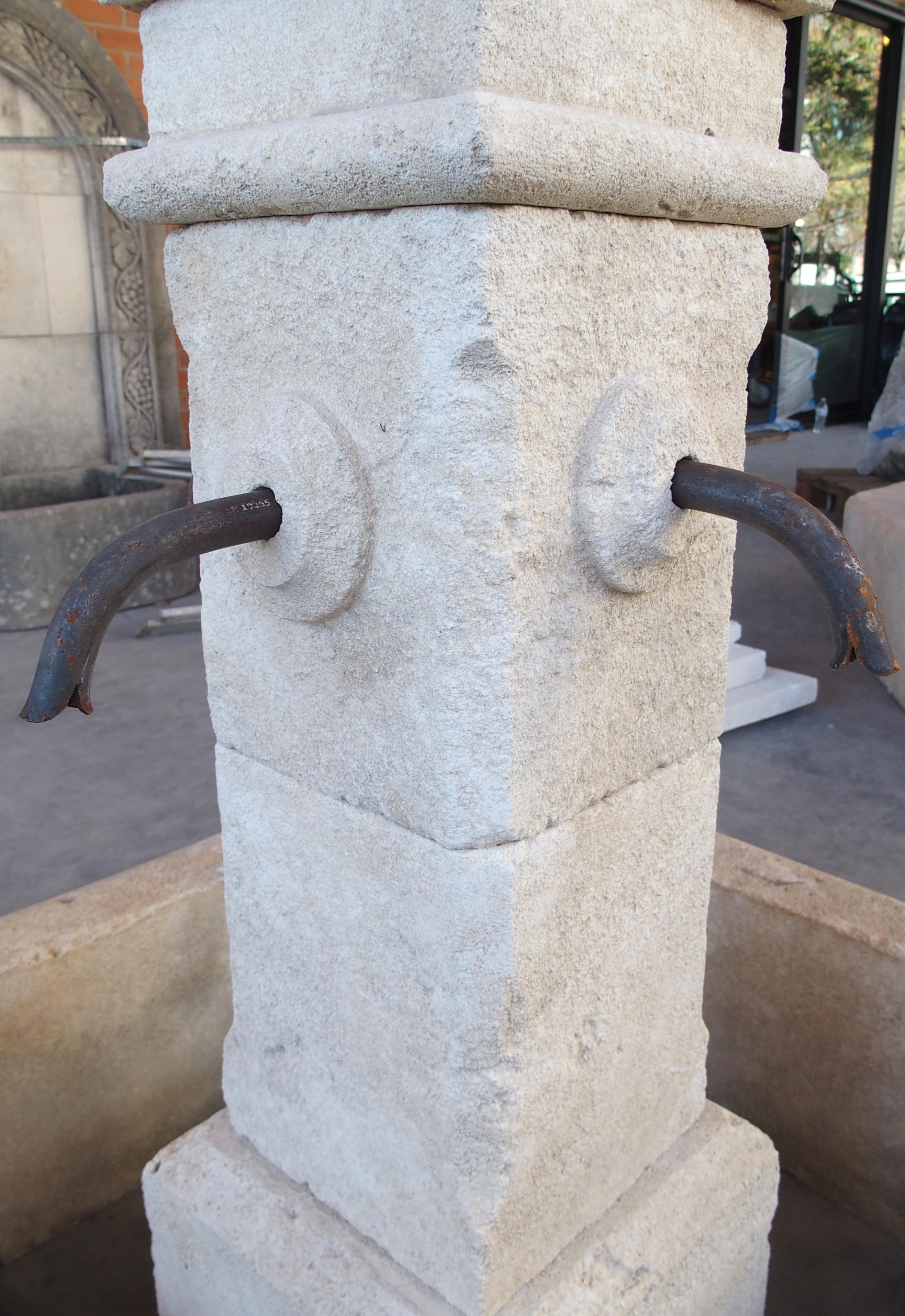 Achteckiger handgeschnitzter Hofbrunnen aus Kalkstein aus der Provence, Frankreich 7